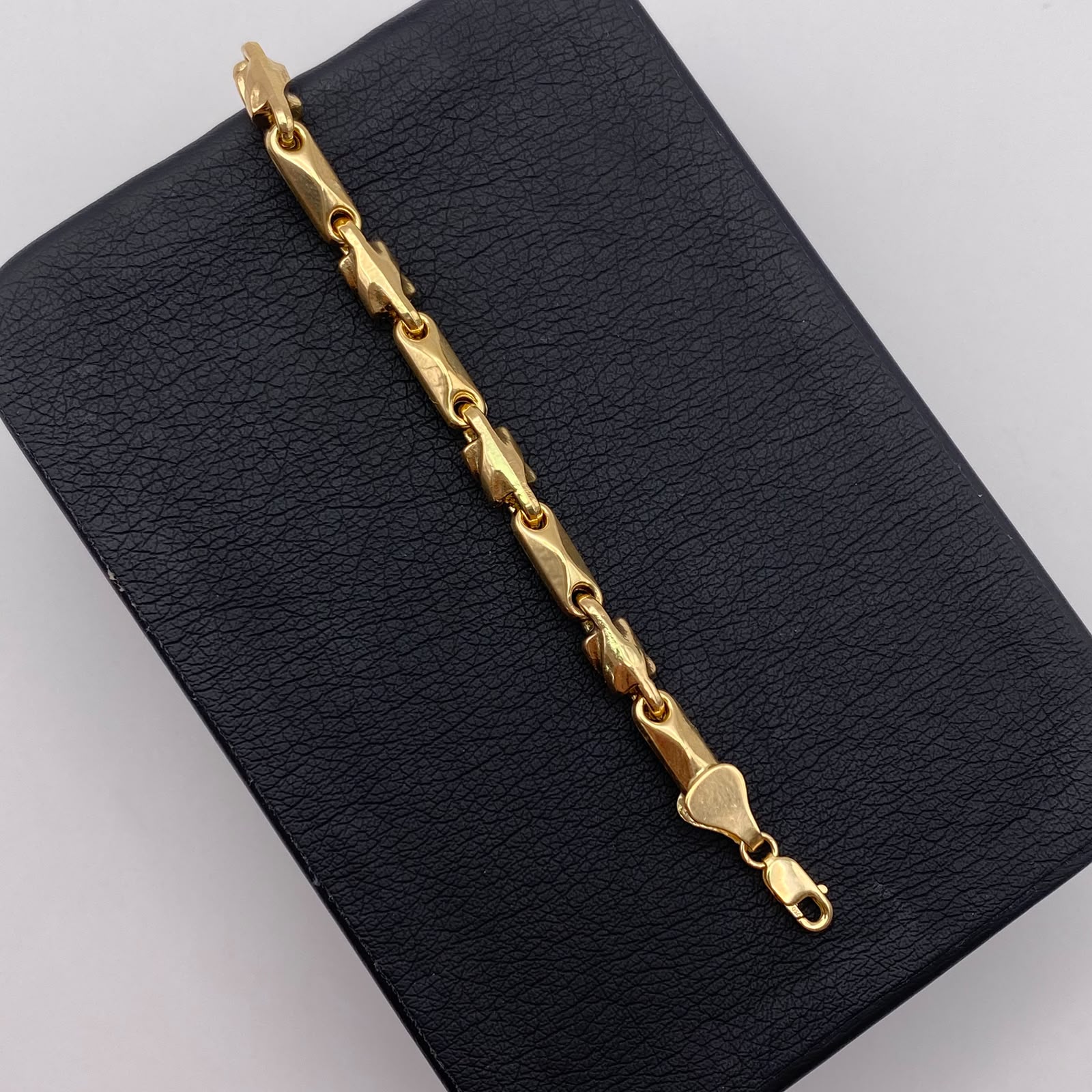 Pulso Rustico especial Oro amarillo 18k 10,60 Gr / 4,7 mm / 21,3 Cm Broche 0,40
