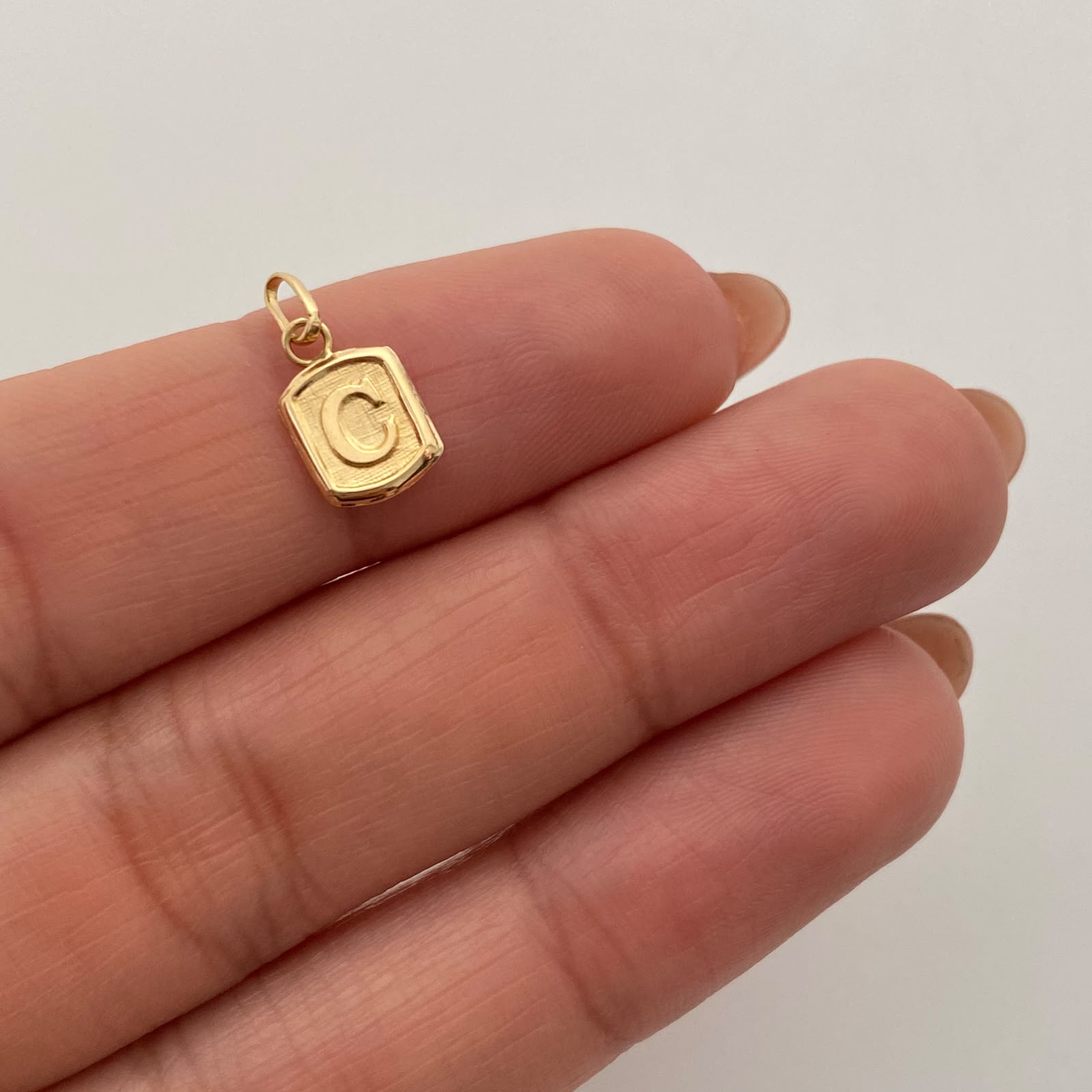 Dije Placa C Oro amarillo 18k 0,35 Gr / 7 mm / 1,3 Cm