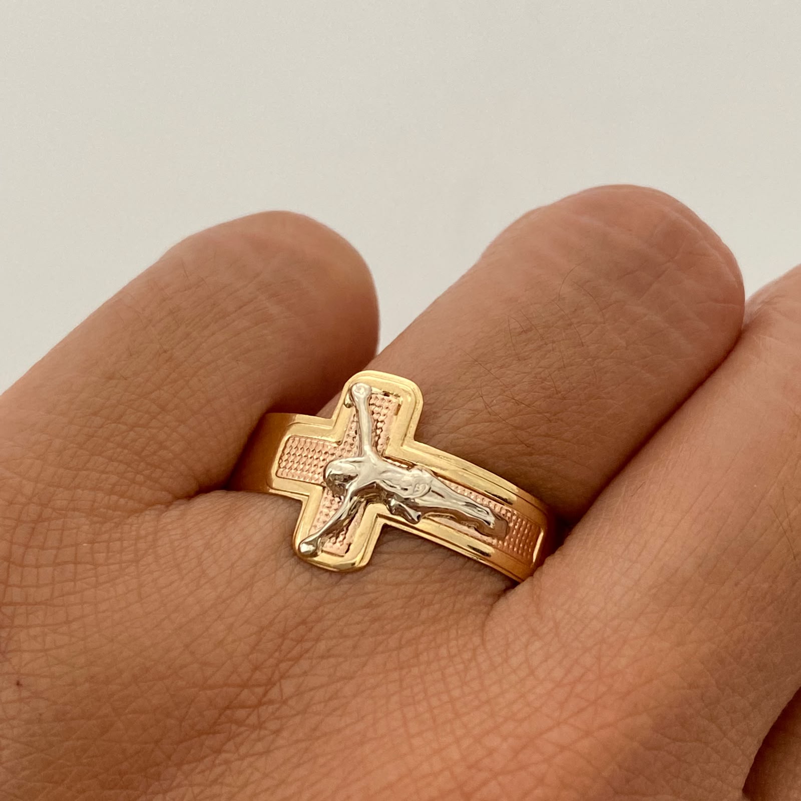 Anillo Cruz Cristo Tres oros 18k / Talla 13 1/2 / 2,5 Gr / 5,6 mm