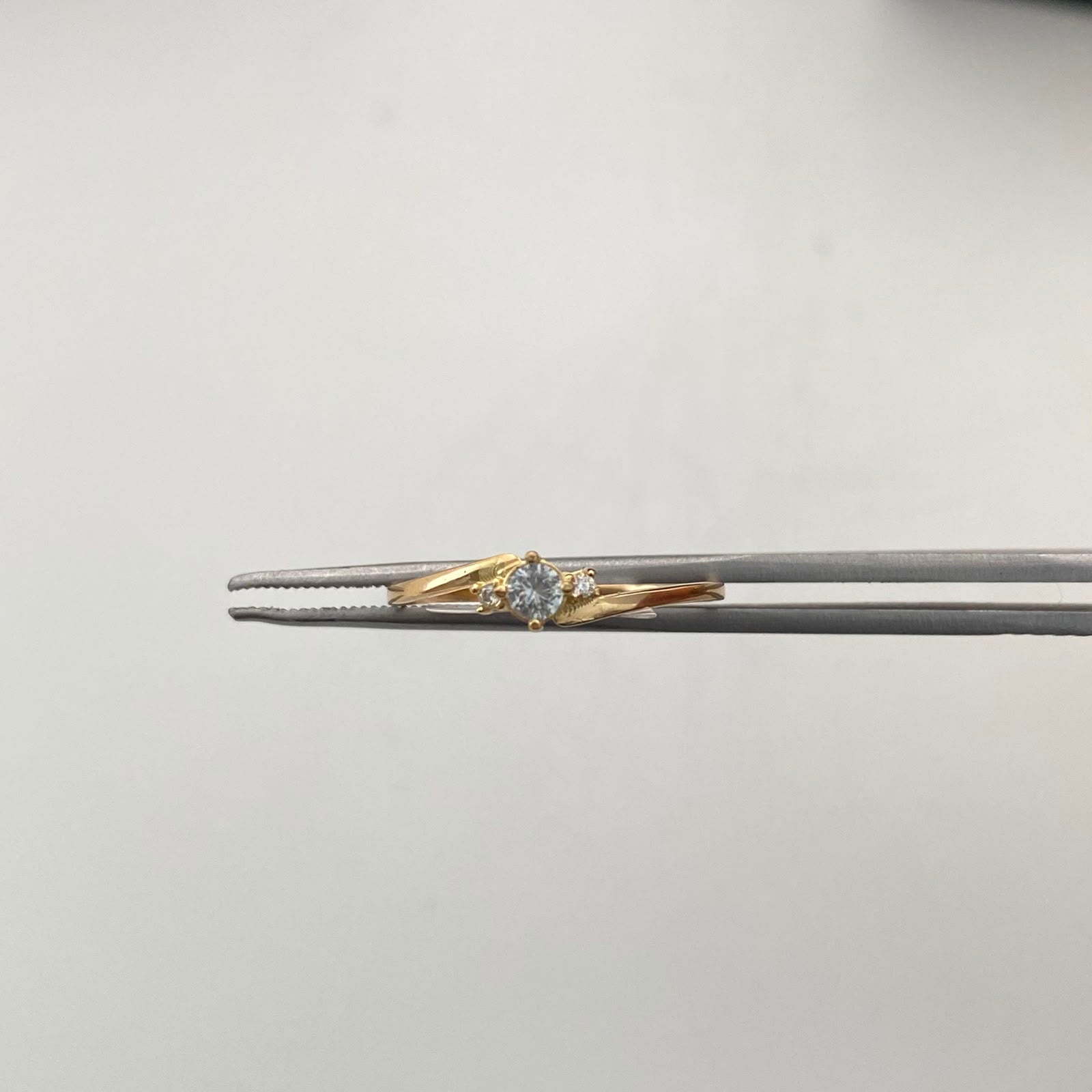 Anillo Solitario Oro amarillo 18k / Talla 8 / 1,05 Gr / 1,2 mm