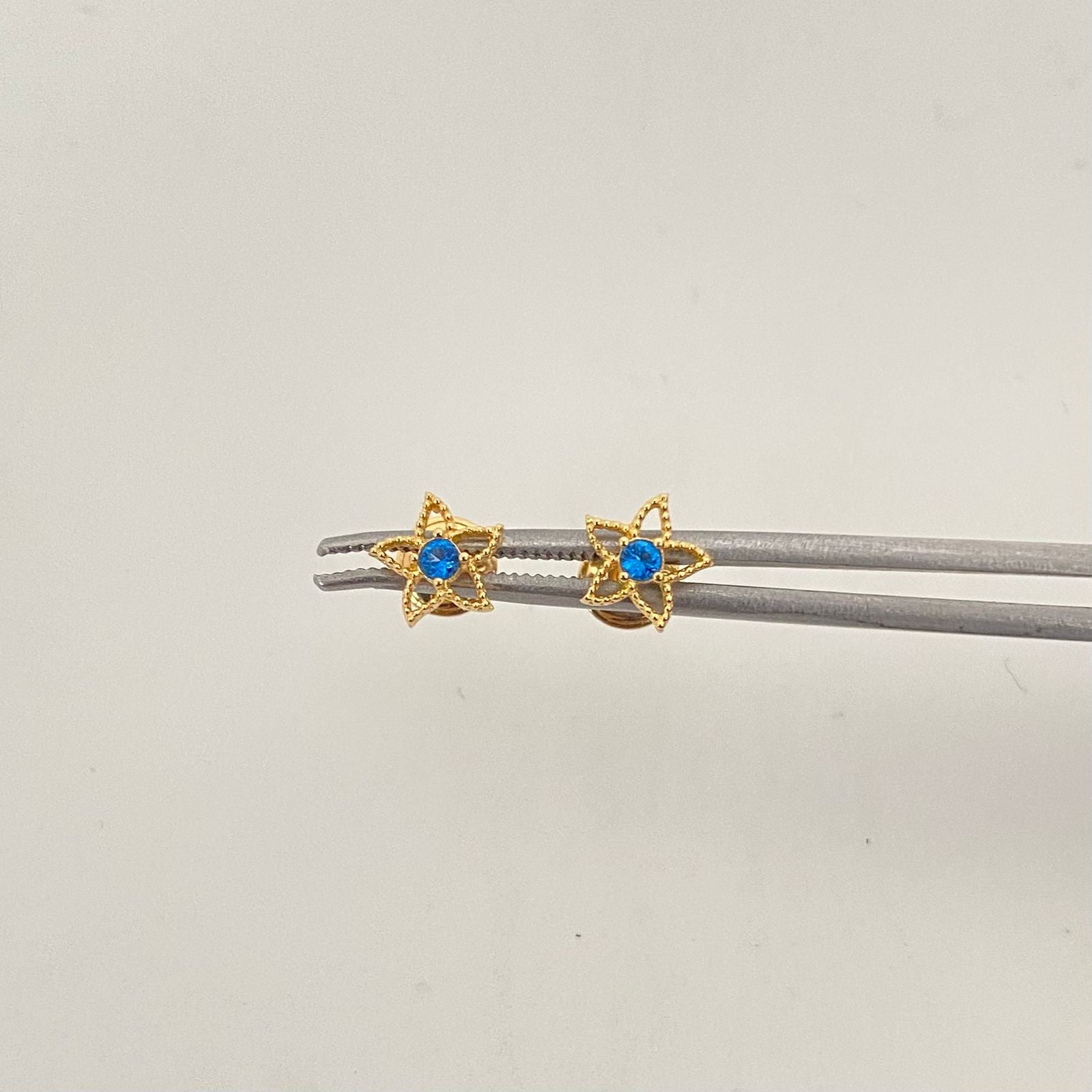 Topos silueta estrella con circon azul  Oro amarillo 18k 0,75 Gr / 6,7 mm