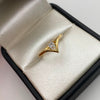 Anillo Solitario V Oro amarillo 18k / Talla 6 / 1,65 Gr / 1,5 mm