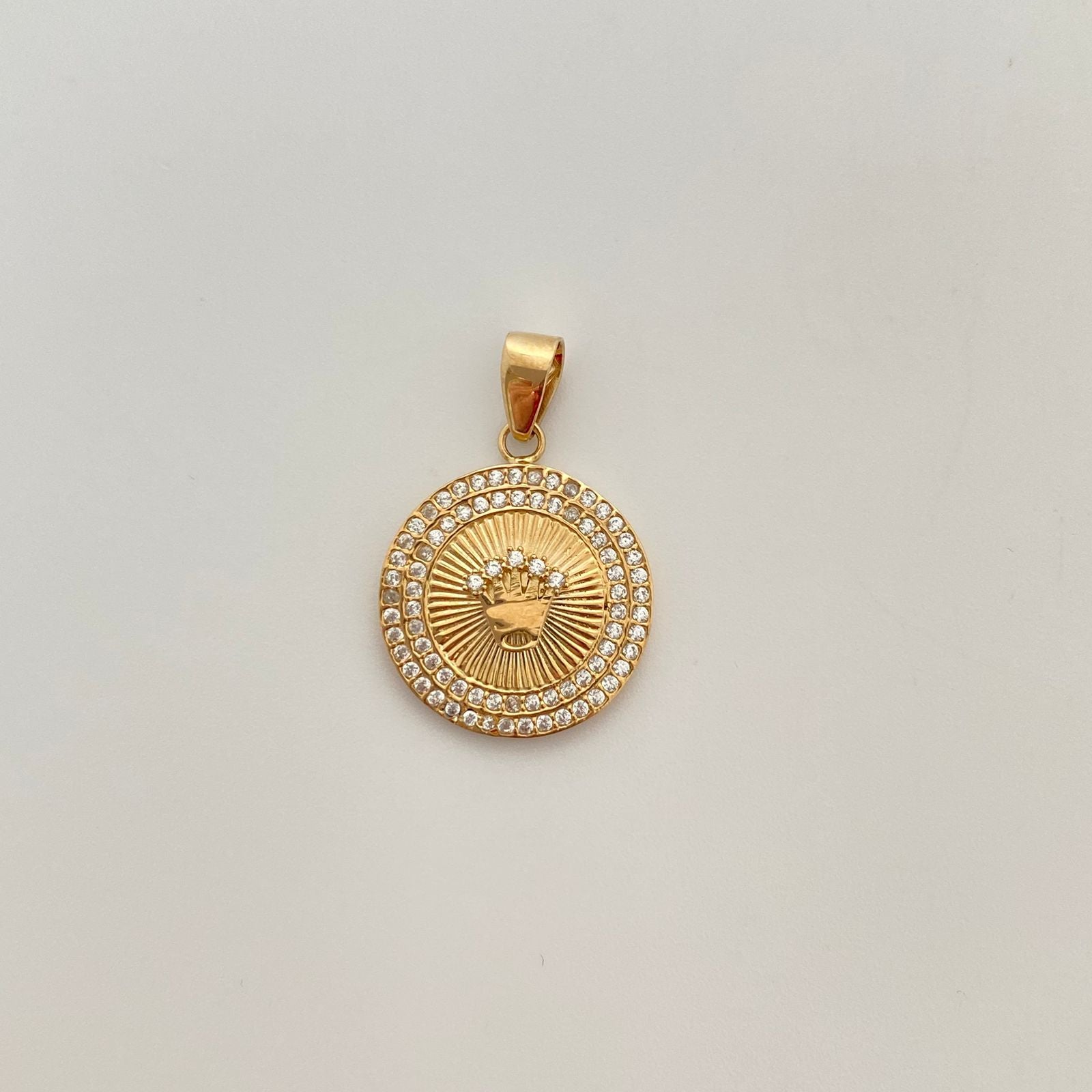 Dije corona con circones blancos  Oro amarillo 18k 3,15 Gr / 18,47 mm / 2,5 Cm
