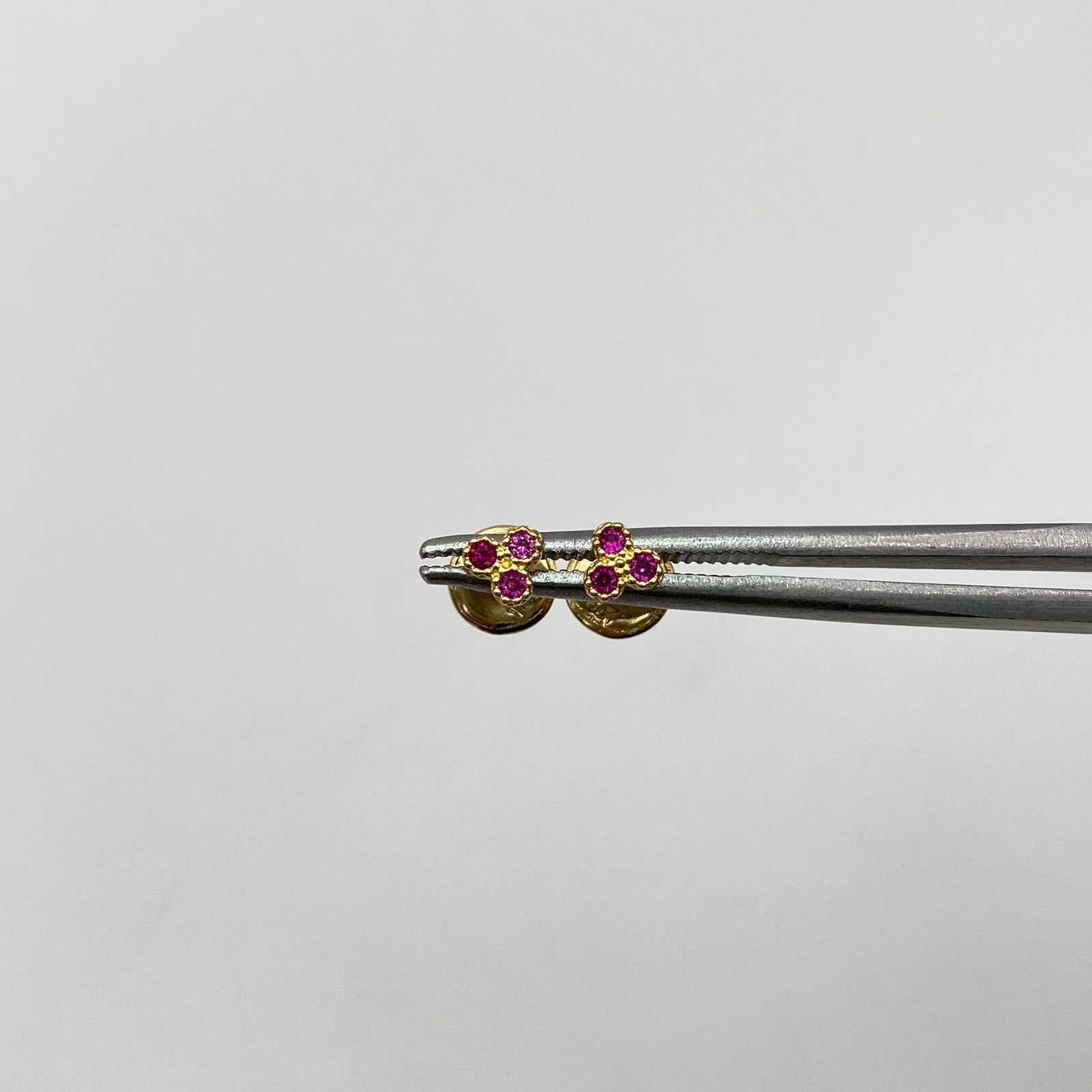 Topos Tres circones fucsias Oro amarillo 18k 0,55 Gr / 4,0 mm