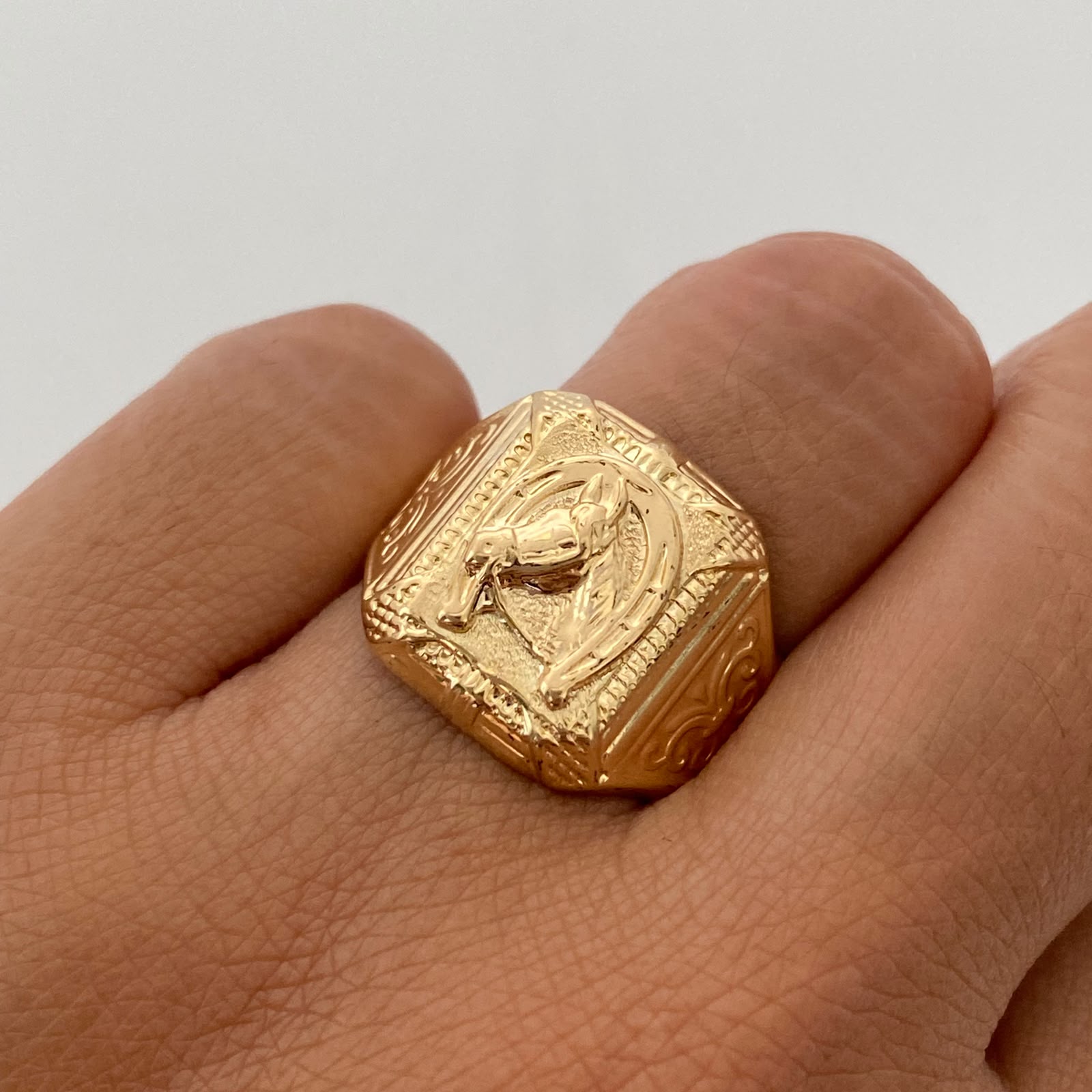 Anillo Troquel Herradura Oro amarillo 18k / Talla 9 1/2 / 3,65 Gr / 5,7 mm