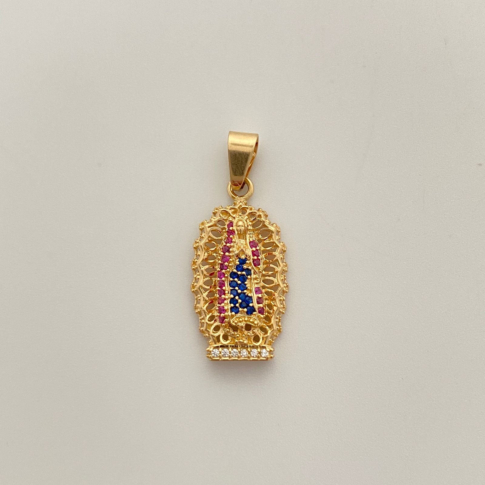 Dije virgen de guadalupe con circones fucsias y azules  Oro amarillo 18k 3,05 Gr / 12,72 mm / 2,9 Cm