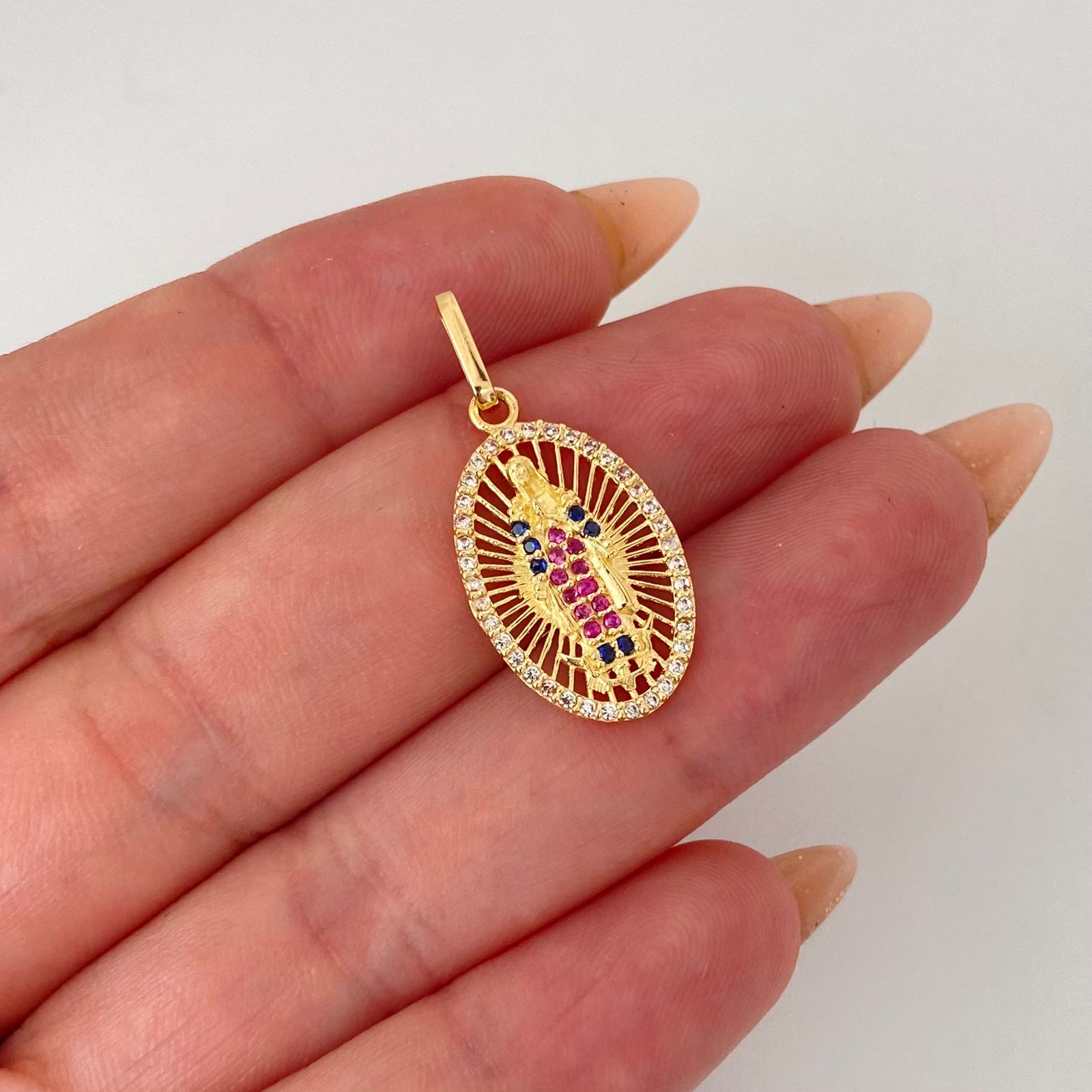 Dije virgen de guadalupe con circones rosado, azul y blanco  Oro amarillo 18k 1,85 Gr / 2,9 Cm
