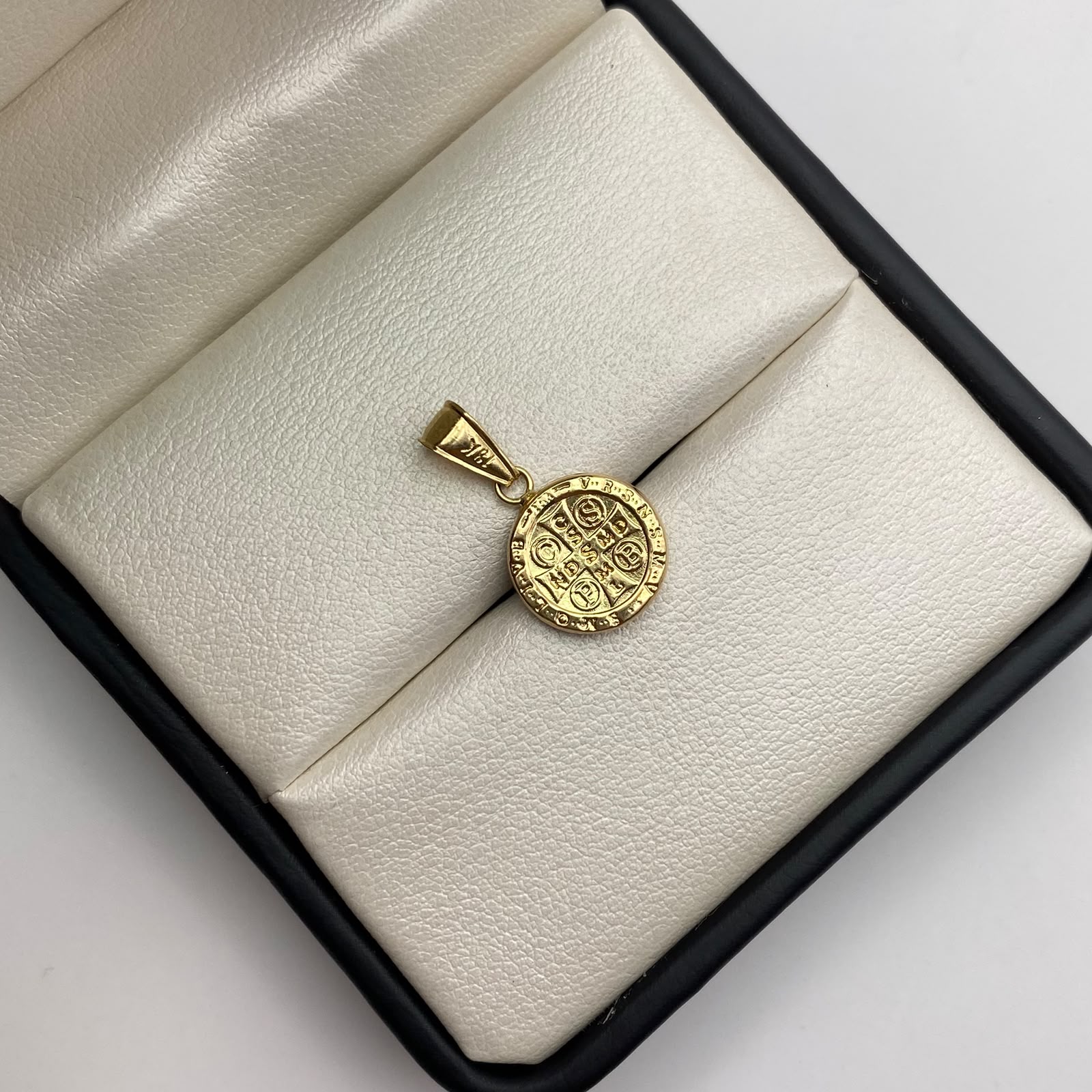 Dije San benito Oro amarillo 18k 0,75 Gr / 12,1 mm / 2,2 Cm