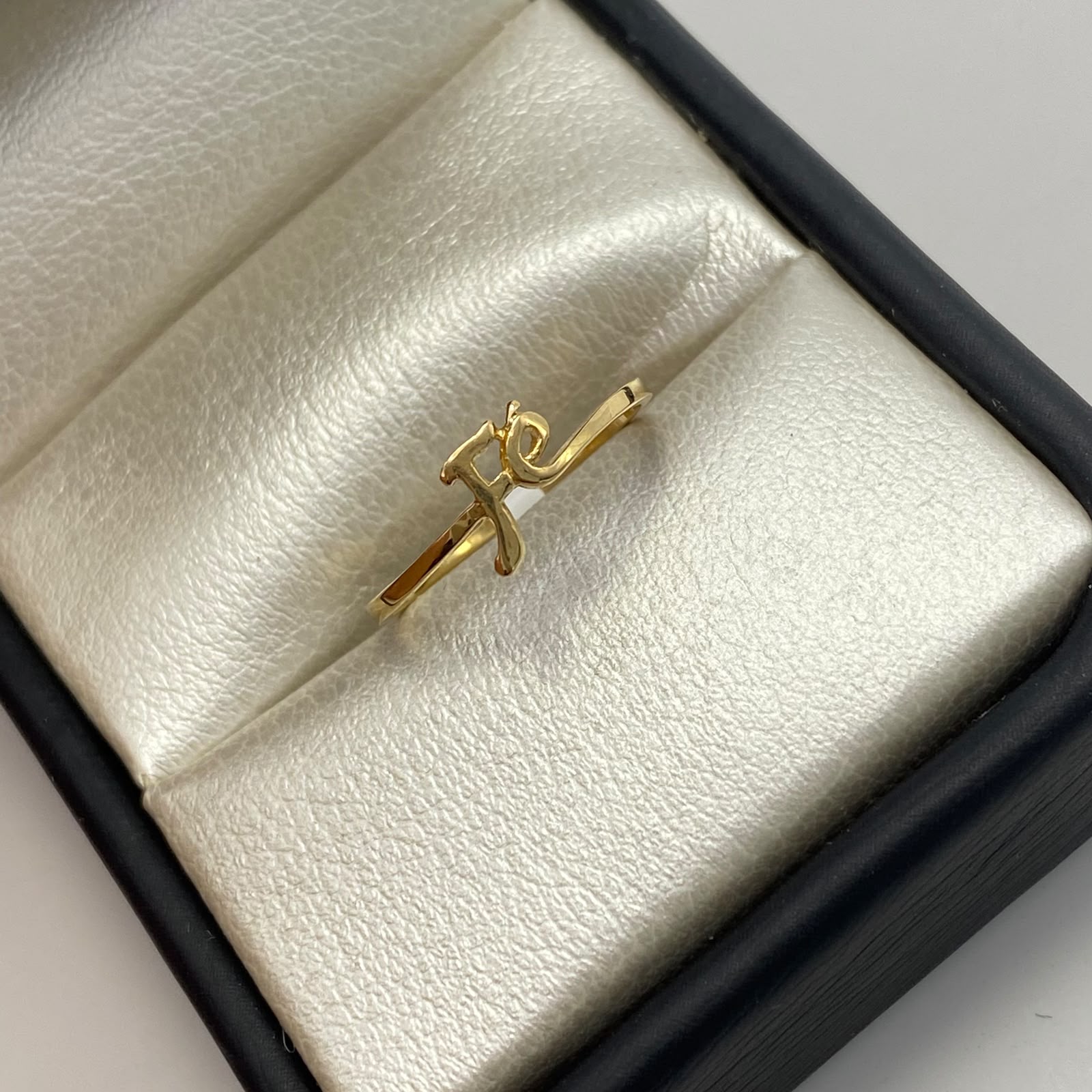 Anillo Fe silueta Oro amarillo 18k / Talla 5 / 0,85 Gr / 1,2 mm