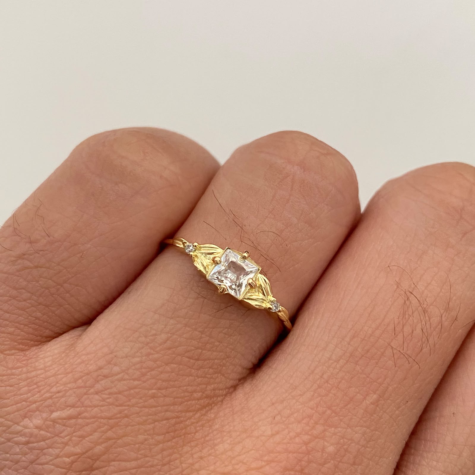 Anillo Solitario Oro amarillo 18k / Talla 7 / 1,15 Gr / 0,7 mm