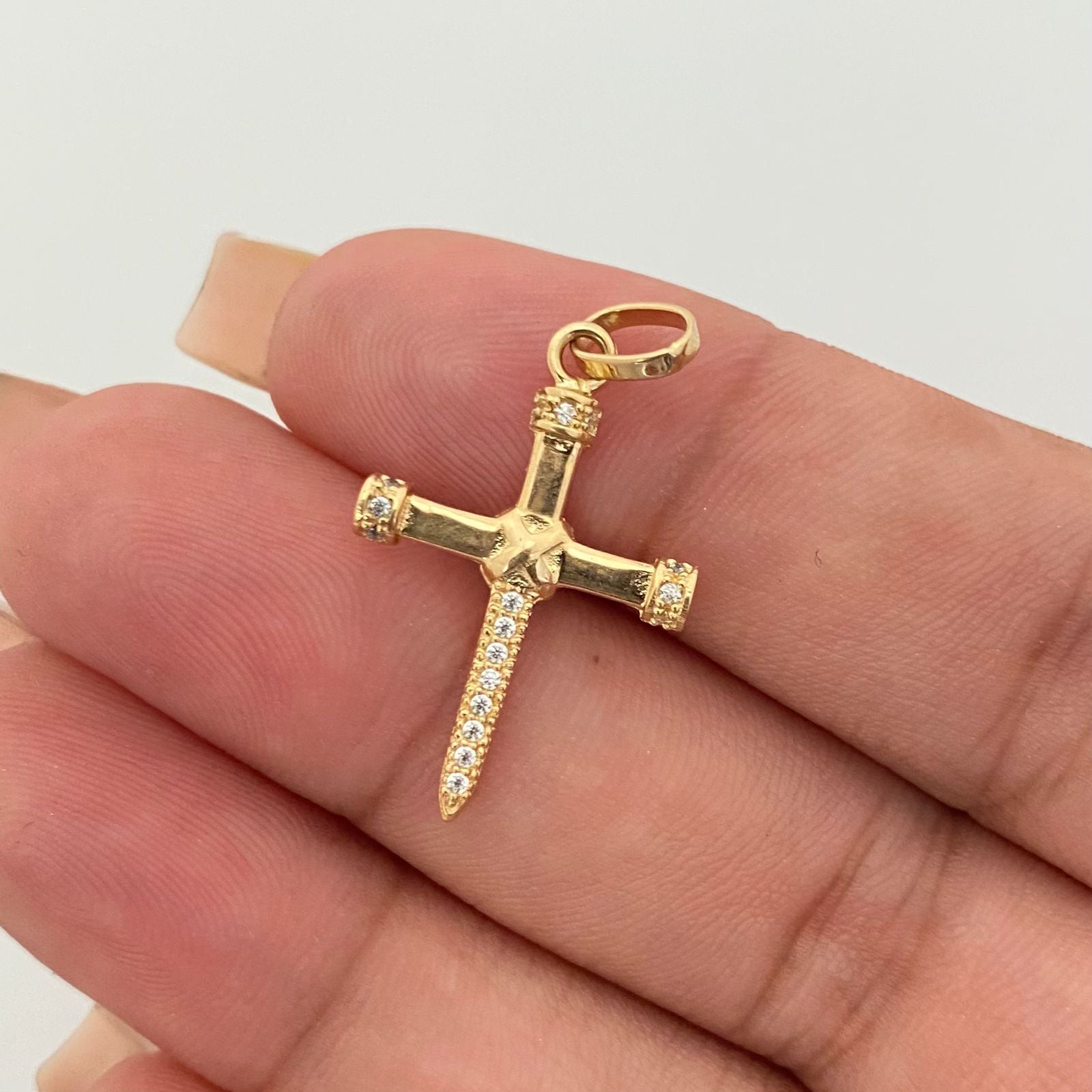 Dije cruz clavo liso casting Oro amarillo 18k 1,4 Gr / 3,0 Cm