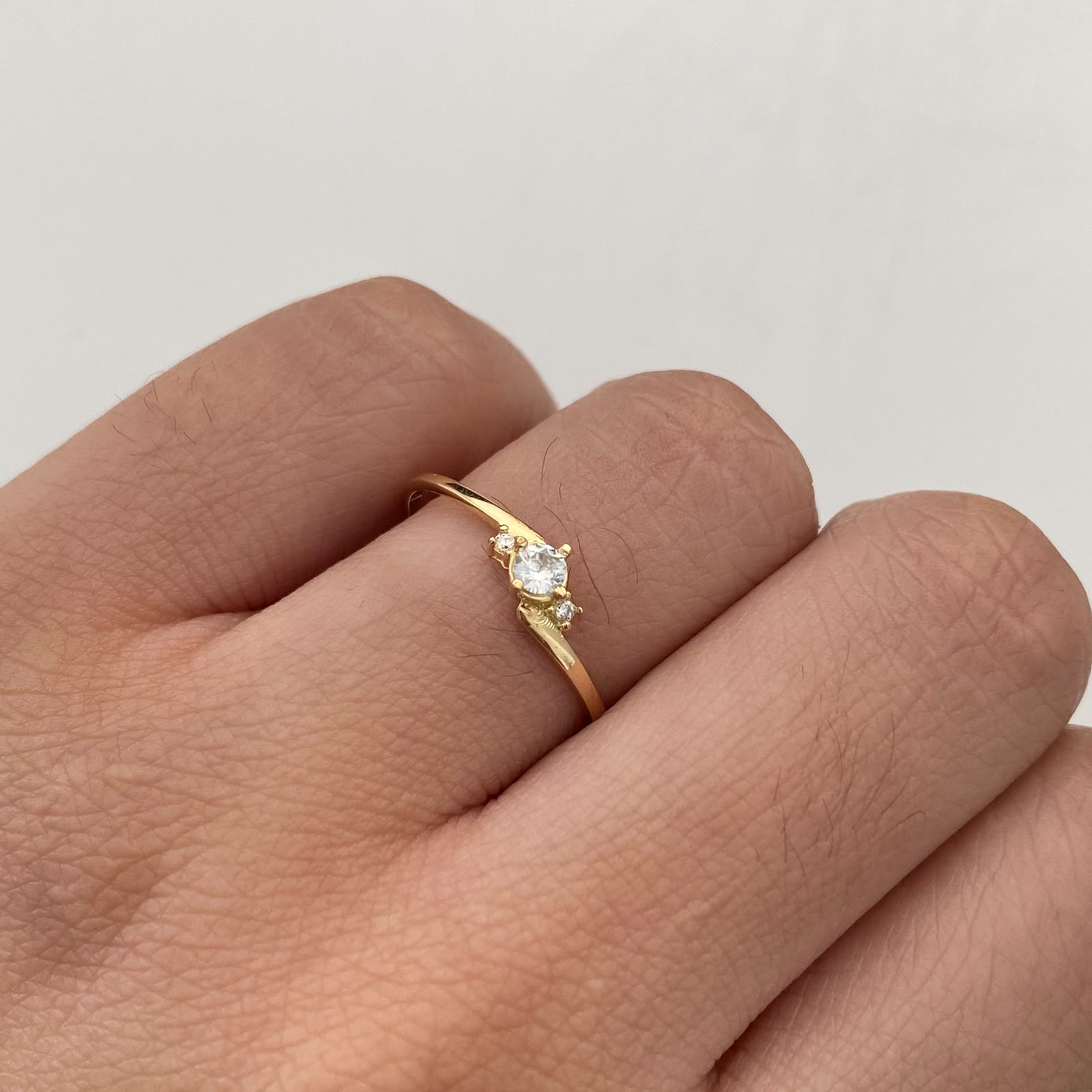 Anillo Solitario Oro amarillo 18k / Talla 8 / 1,05 Gr / 1,2 mm