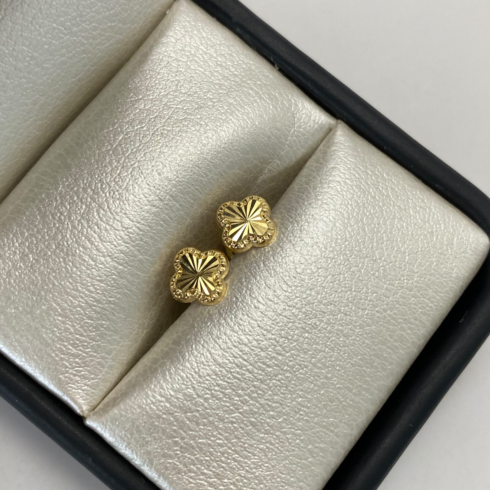 Topos trebol diamantado  Oro amarillo 18k 0,5 Gr / 7,0 mm