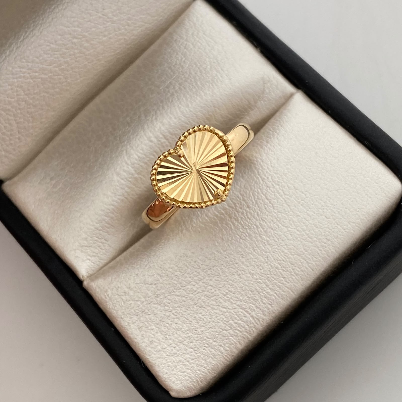 Anillo Corazon Diamantado Oro amarillo 18k / Talla 7 / 2 Gr / 3,1 mm