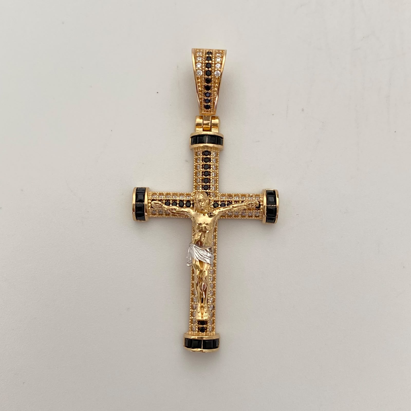 Dije Cruz Casting Negro Oro amarillo 18k 7,8 Gr / 25,5 mm / 5,1 Cm