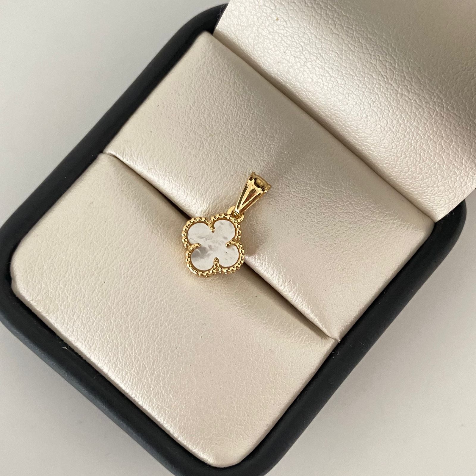 Dije trebol fondo blanco Oro amarillo 18k +1 / 1,10 Gr / 1,5 cm