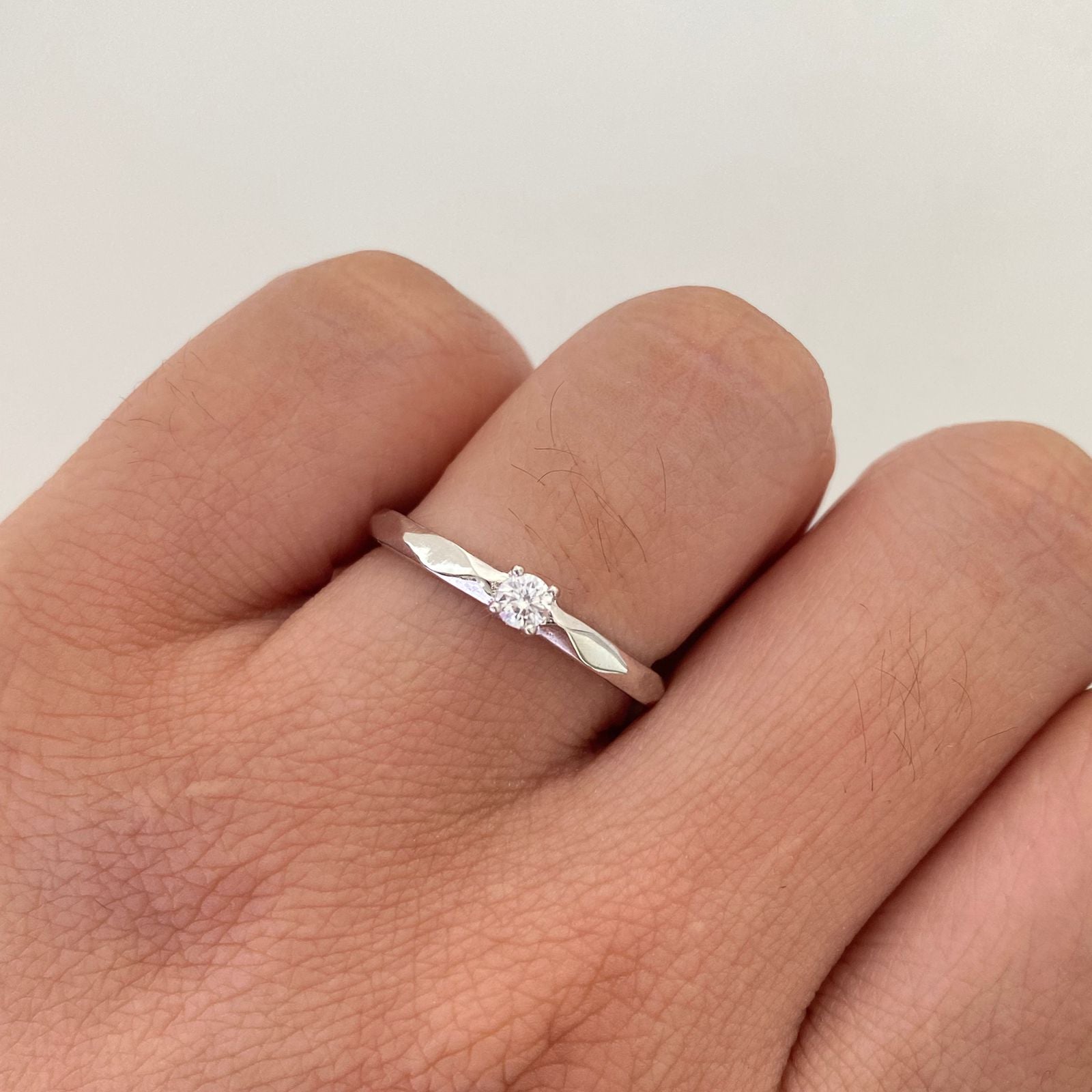 Anillo Solitario Diamantado Oro blanco 18k / Talla 8 / 1,9 Gr / 2,3 mm