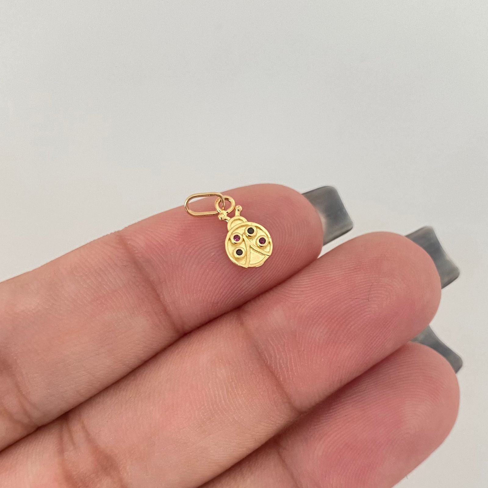 Dije mariquita fondo mate circon rojo y negro Oro amarillo 18k 0,40 Gr / 1,5 Cm