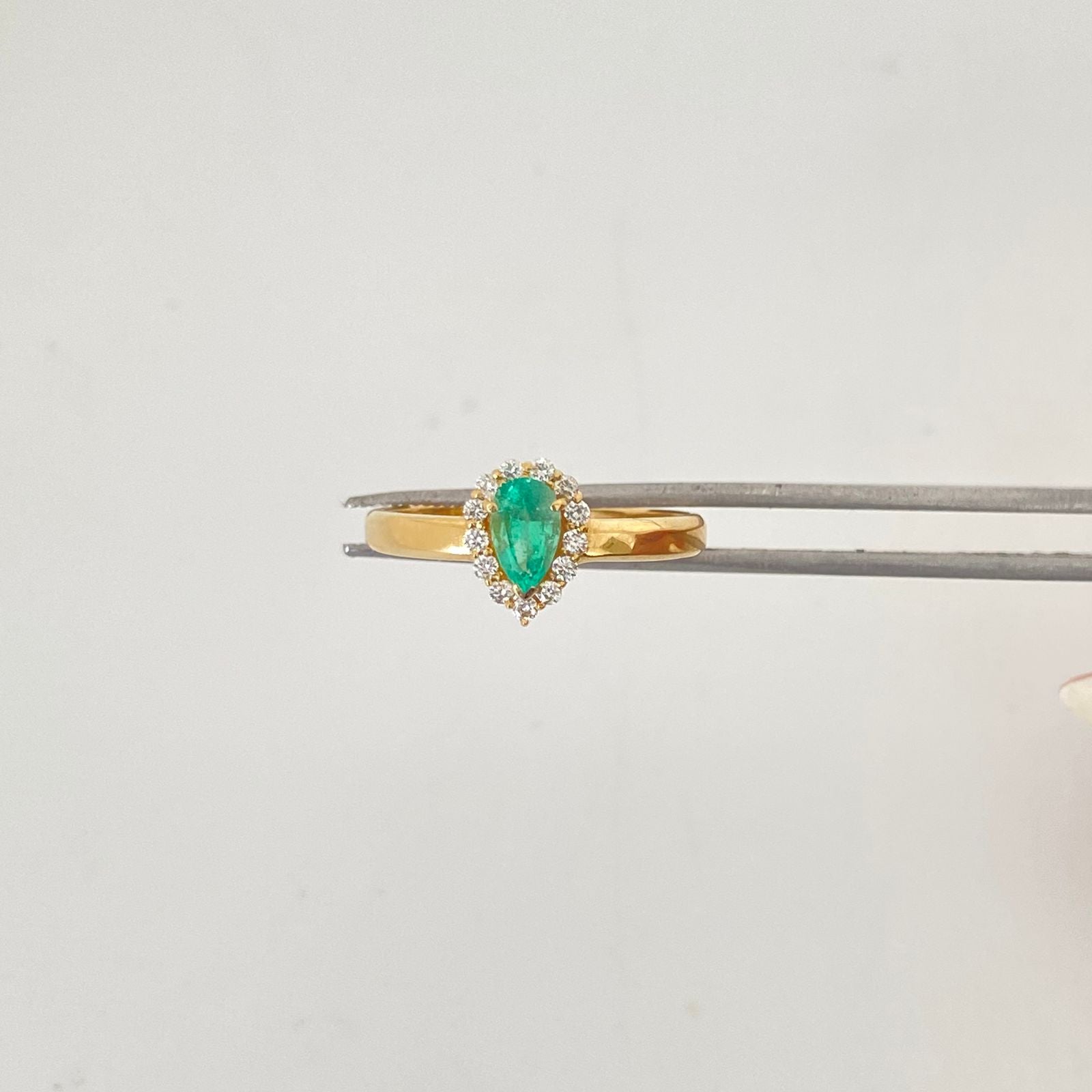 Anillo solitario en gota con esmeralda y diamantes  Oro amarillo 18k / Talla 6 1/4 / 2,45 Gr