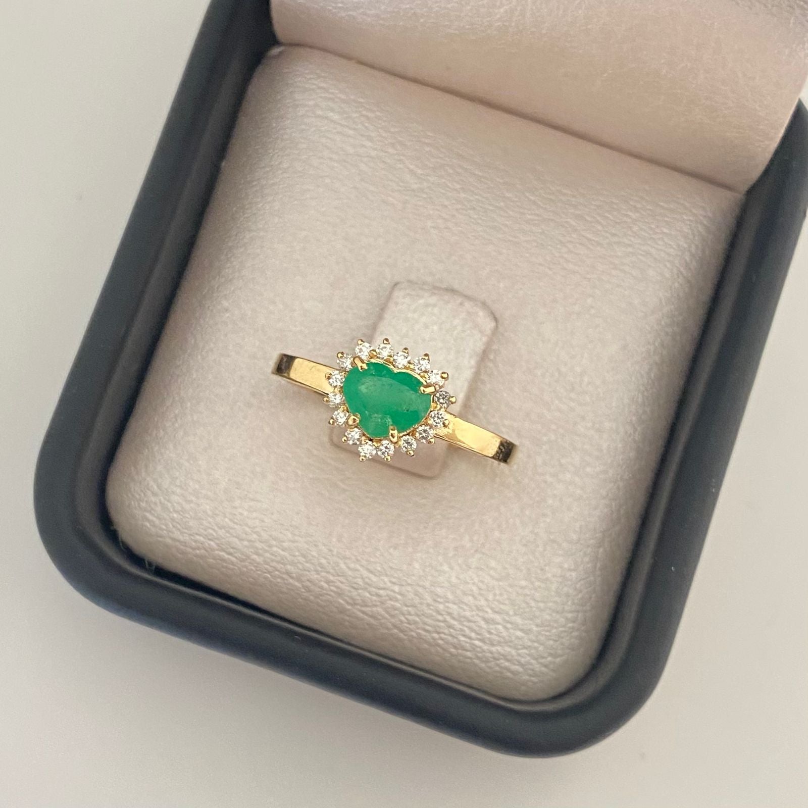 Anillo corazón esmeralda y diamantes Oro amarillo 18k / Talla 7 1/2 / 2,45 Gr