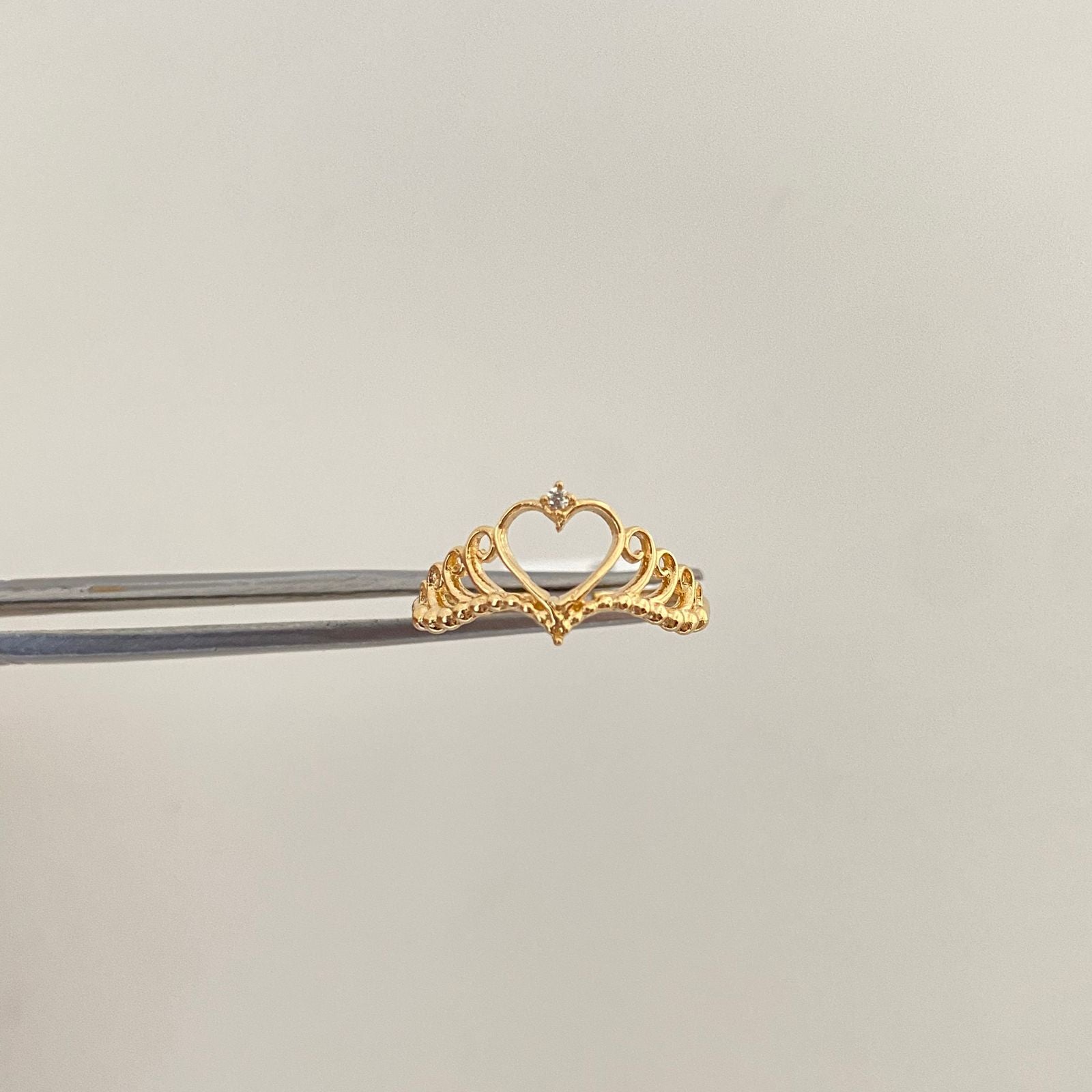 Anillo tiara centro corazon circon en punta Oro amarillo 18k / Talla 5 1/4 / 1,4 Gr