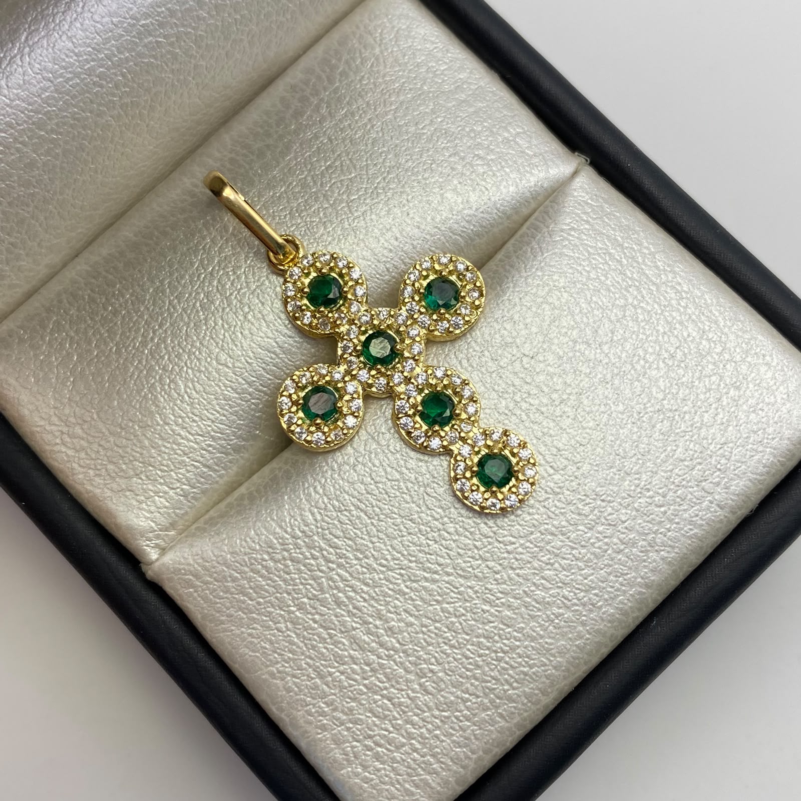 Dije Cruz Circulos Circones Verdes Oro amarillo 18k 2,3 Gr / 17,4 mm / 3,2 Cm