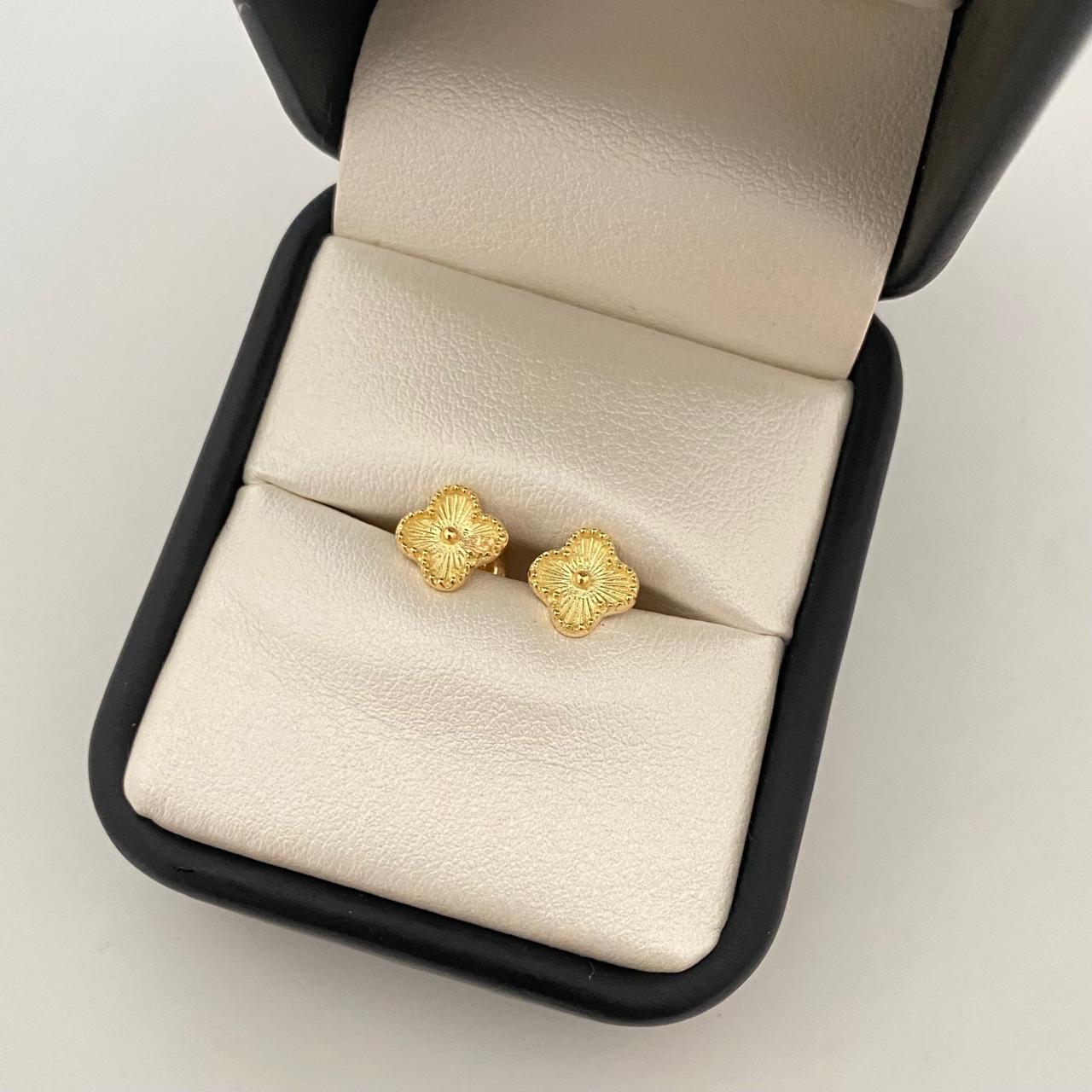 Topos trebol borde punteado Oro amarillo 18k 1,65 Gr / 7,0 mm