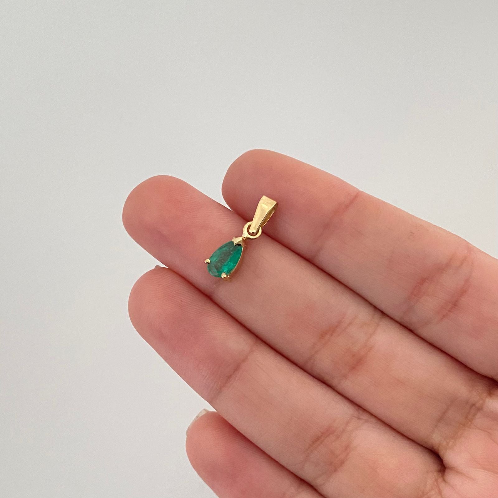 Dije esmeralda gota Oro amarillo 18k 0,8 Gr / 1,5 Cm