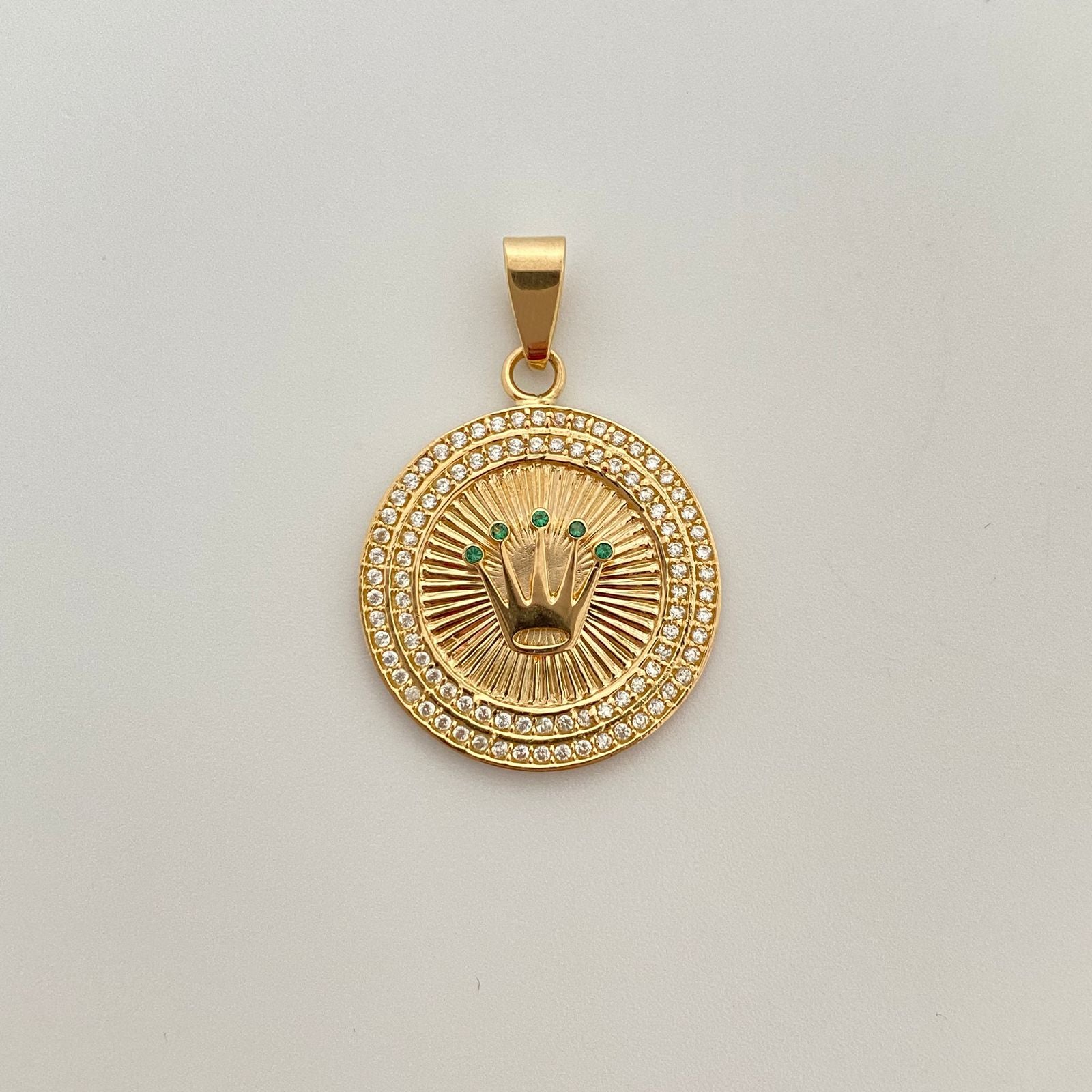 Dije corona rx con circones blancos y verde Oro amarillo 18k 5 Gr / 22,18 mm / 3,1 Cm