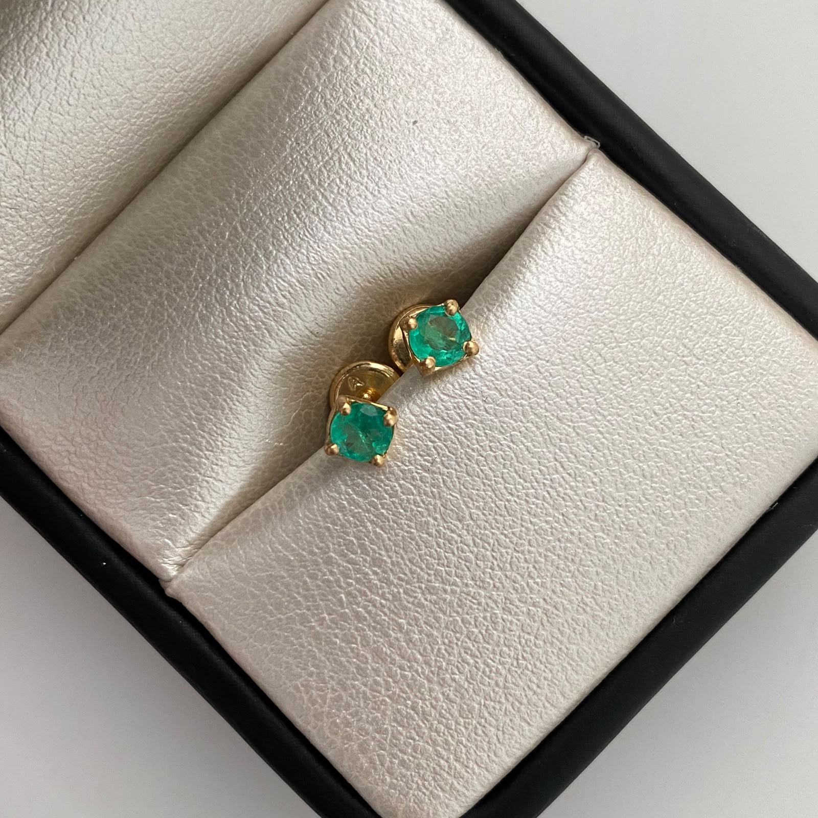 Topos Esmeraldas Oro amarillo 18k 0,7 Gr / 4,1 mm