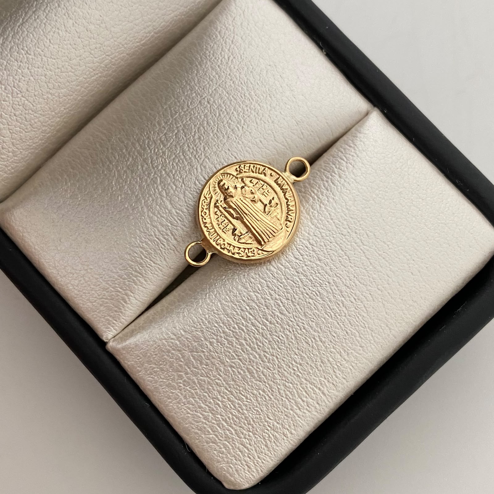 Herraje San Benito Oro amarillo 18k 0,6 Gr / 1,8 Cm