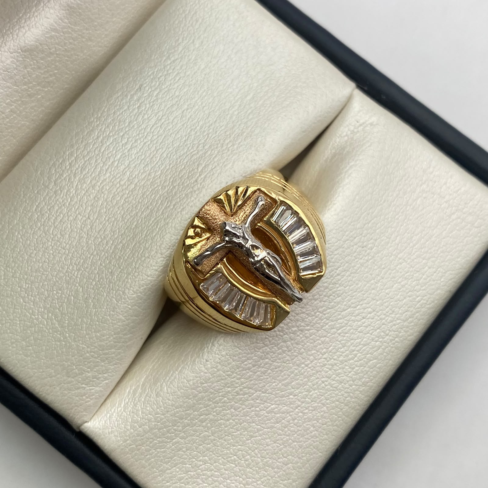 Anillo herradura cruz cristo Tres oros 18k / Talla 10 1/4 / 7,20 Gr / 4,36 mm