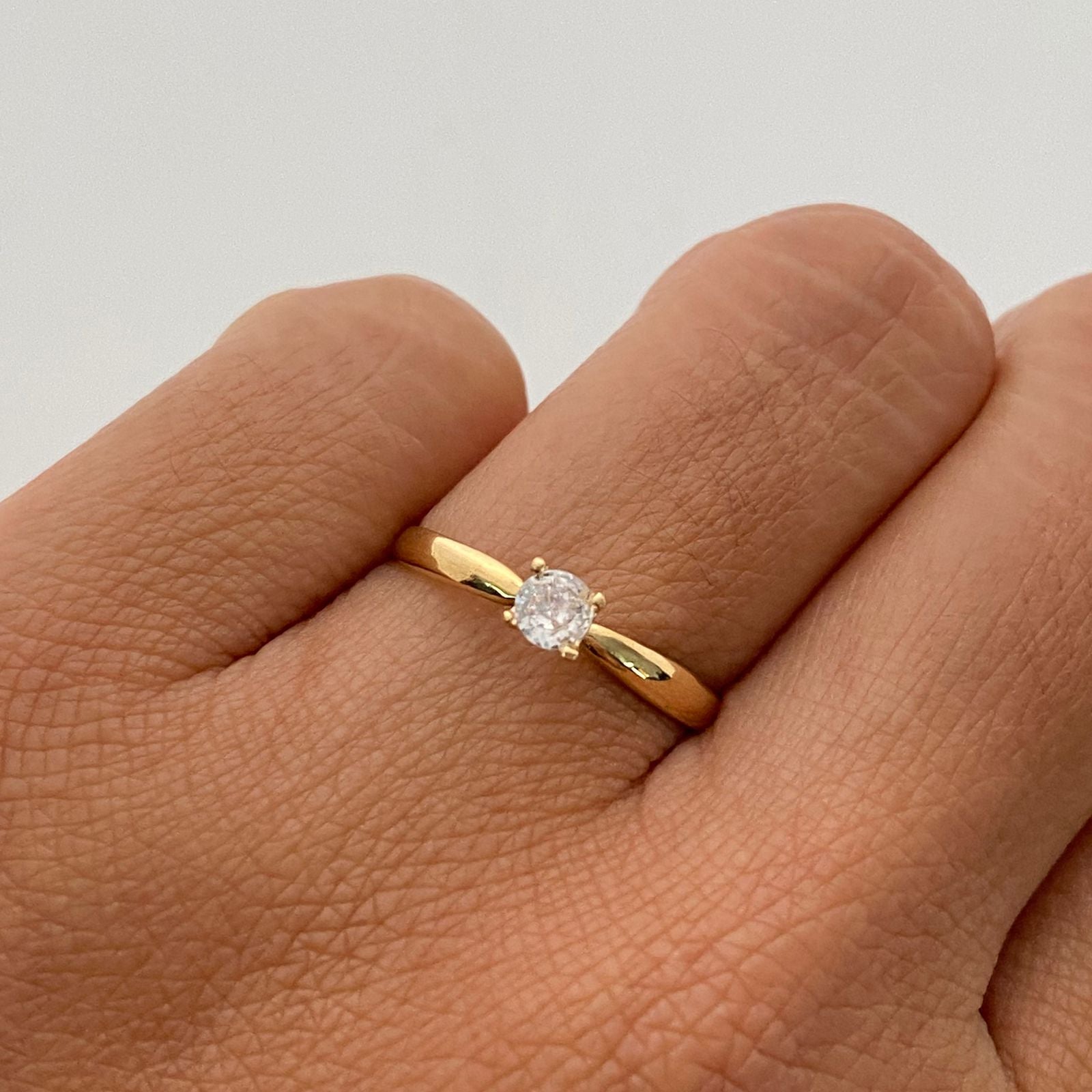 Anillo Solitario Oro amarillo 18k / Talla 7 / 1,15 Gr / 1,7 mm