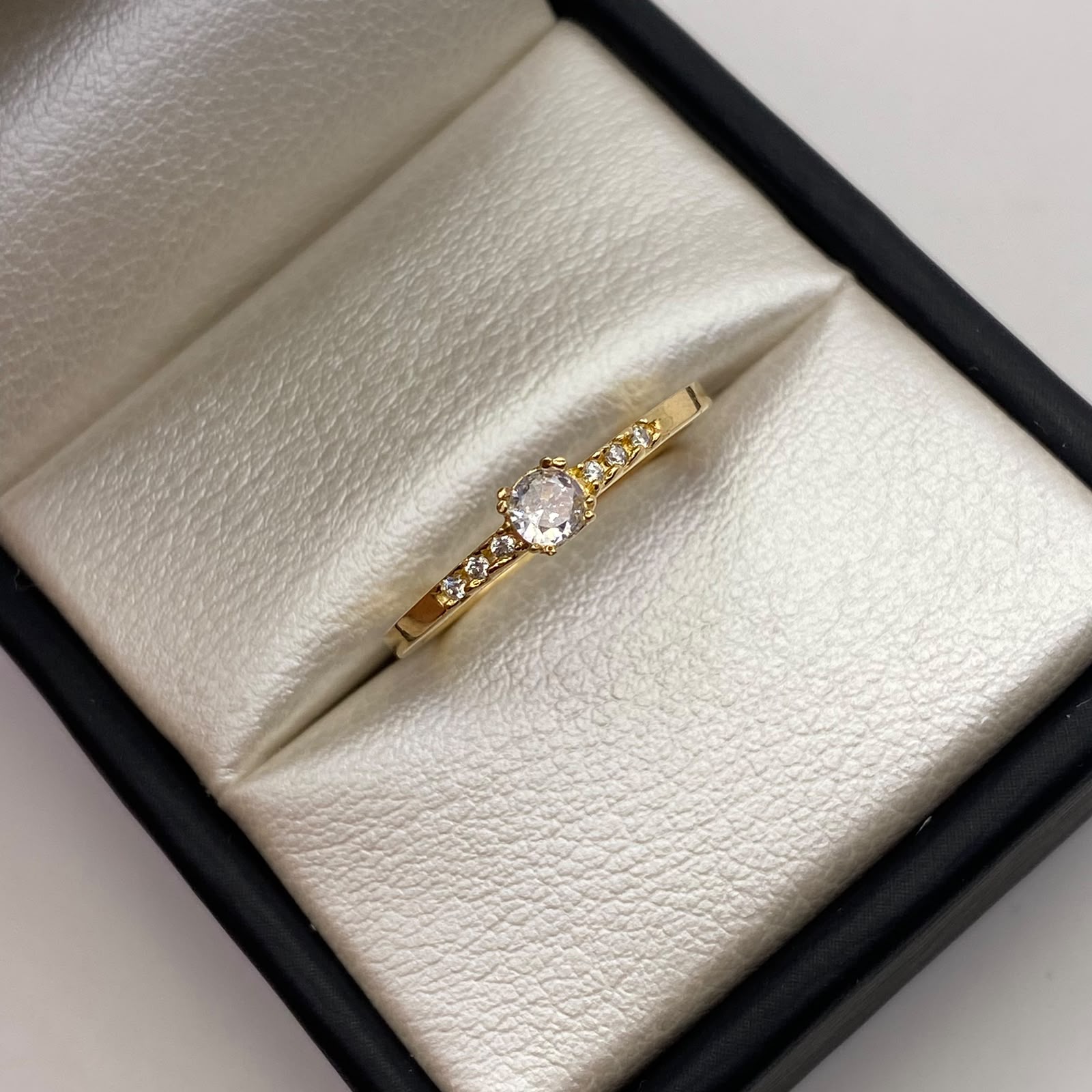 Anillo Solitario Oro amarillo 18k / Talla 7 / 2,12 Gr / 1,4 mm