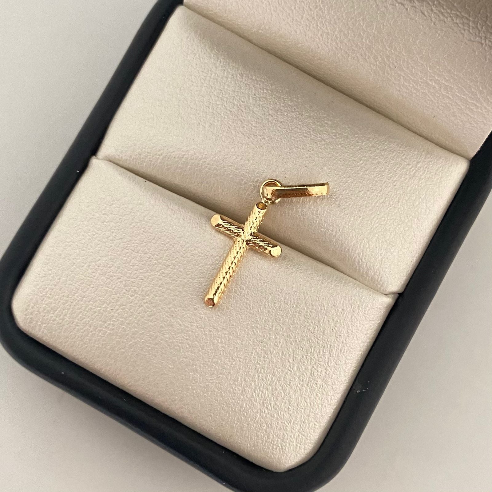 Dije cruz lisa Oro amarillo 18k 0,7 Gr / 2,7 Cm