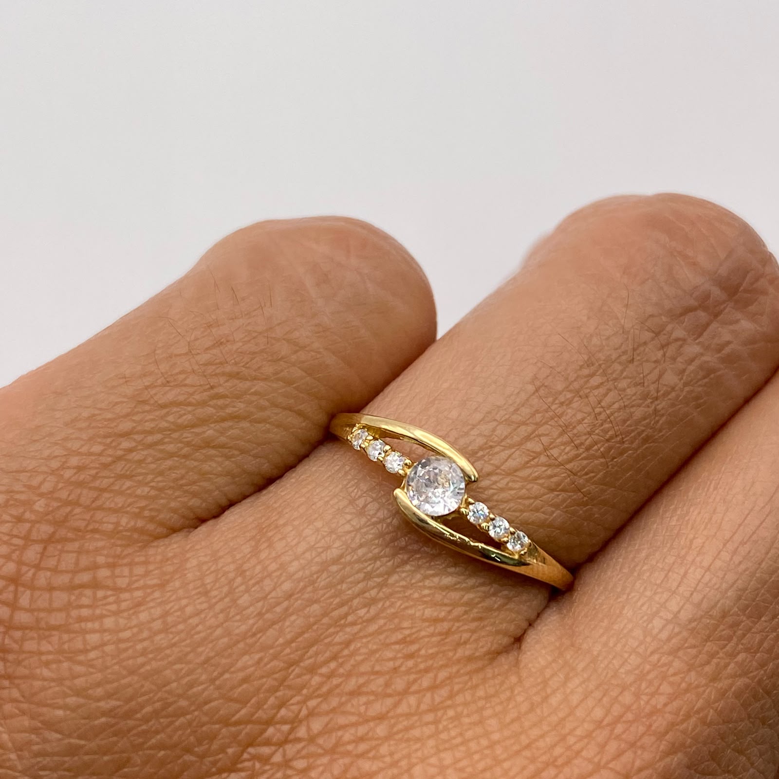 Anillo Solitario fila circones Oro amarillo 18k / Talla 6 / 1,6 Gr / 1,1 mm