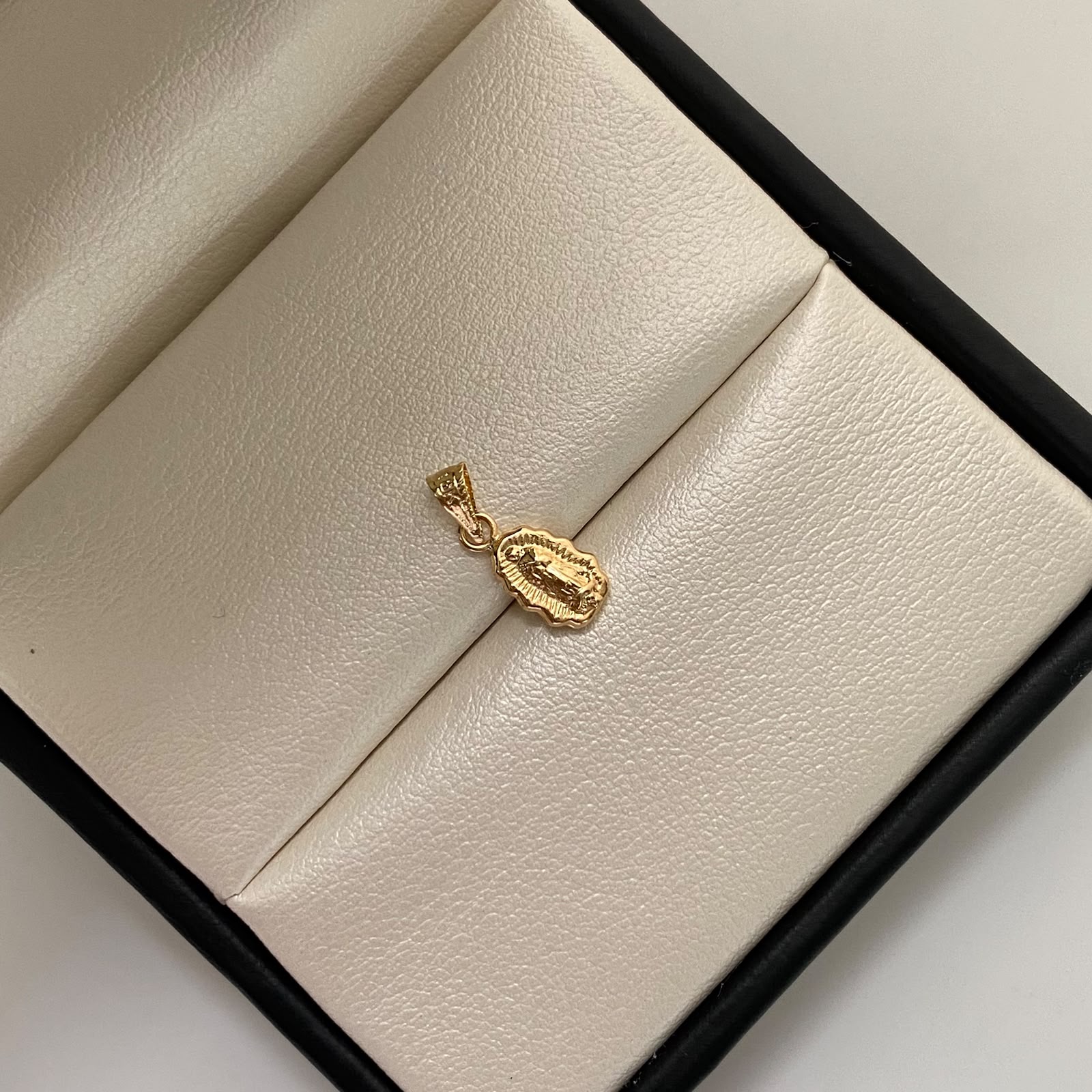 Dije Virgen de Guadalupe Silueta Oro amarillo 18k 0,3 Gr / 5,6 mm / 1,5 Cm