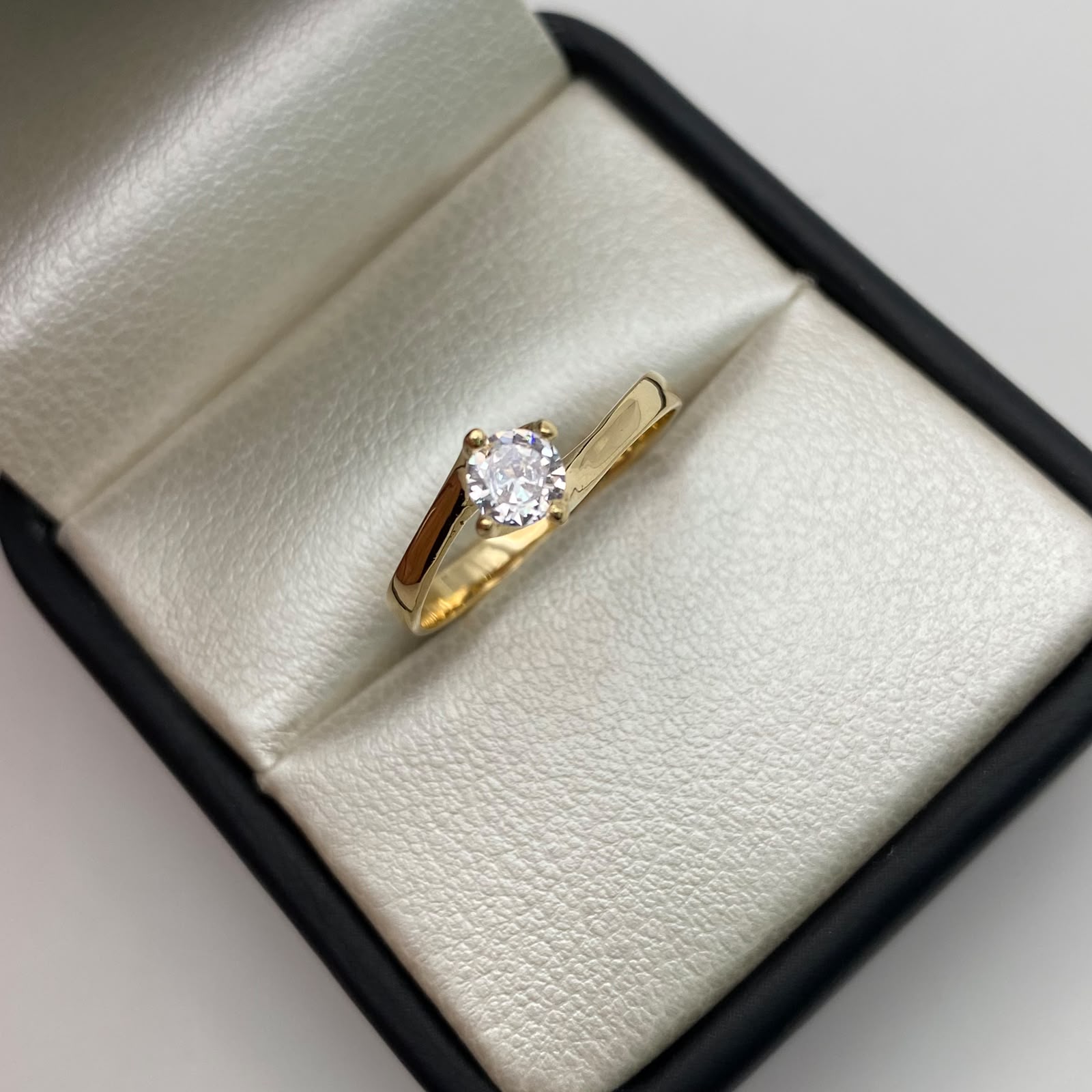 Anillo Solitario Oro amarillo 18k / Talla 7 / 2,2 Gr / 2,7 mm