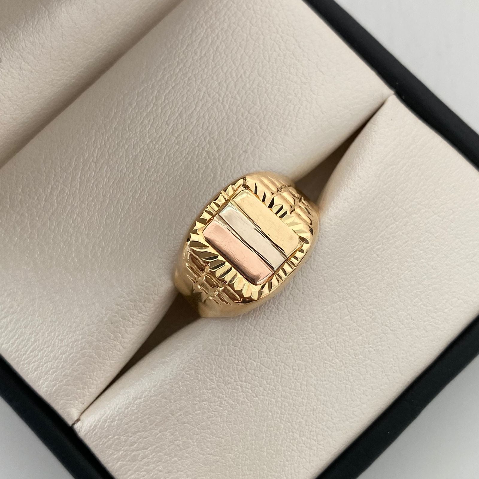 Anillo Troquel cuadrado diamantado Tres oros 18k / Talla 9 1/2 / 3 Gr / 5,2 mm