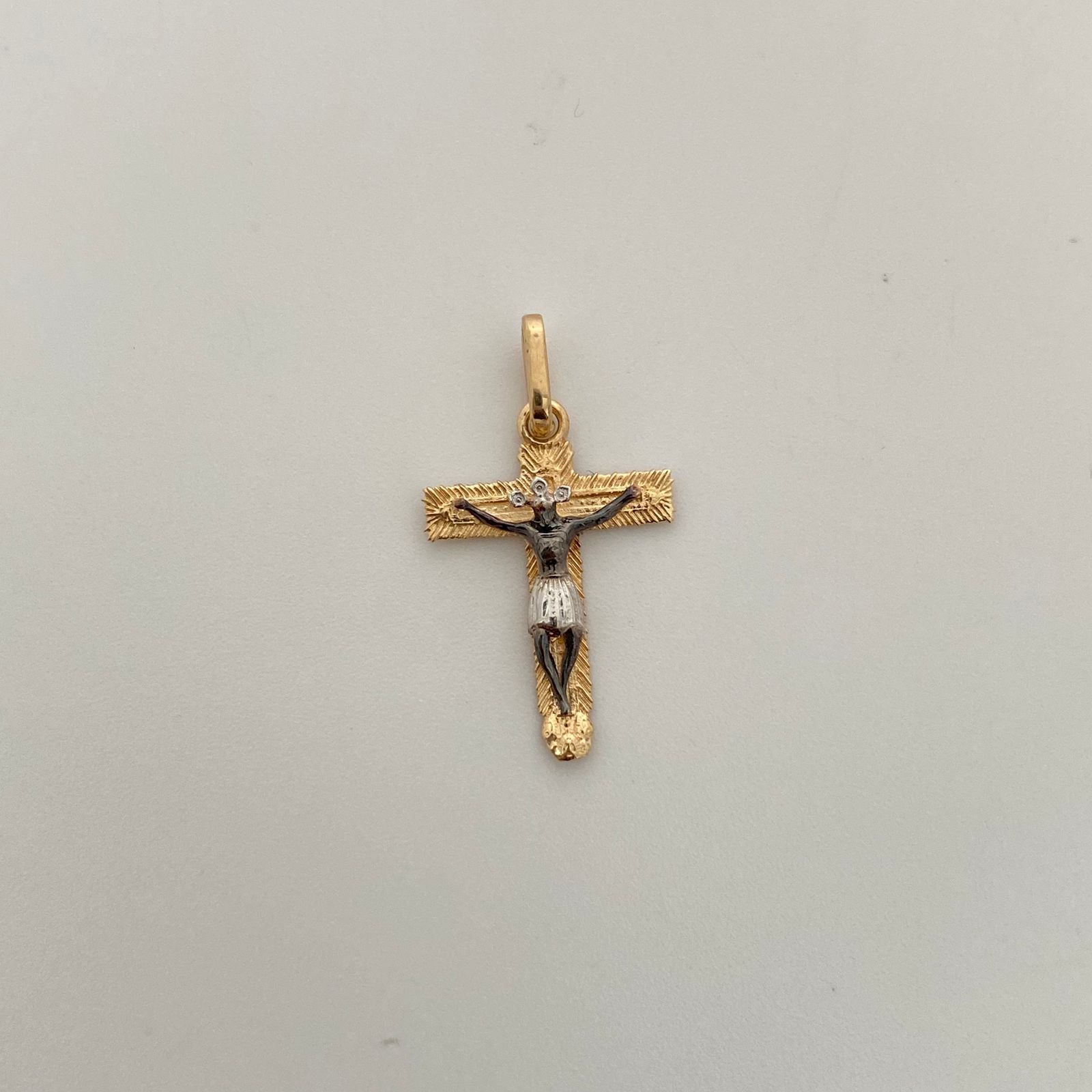 Dije Cruz Cristo Oro amarillo y Oro blanco 18k 1,45 Gr / 15,2 mm / 2,5 Cm