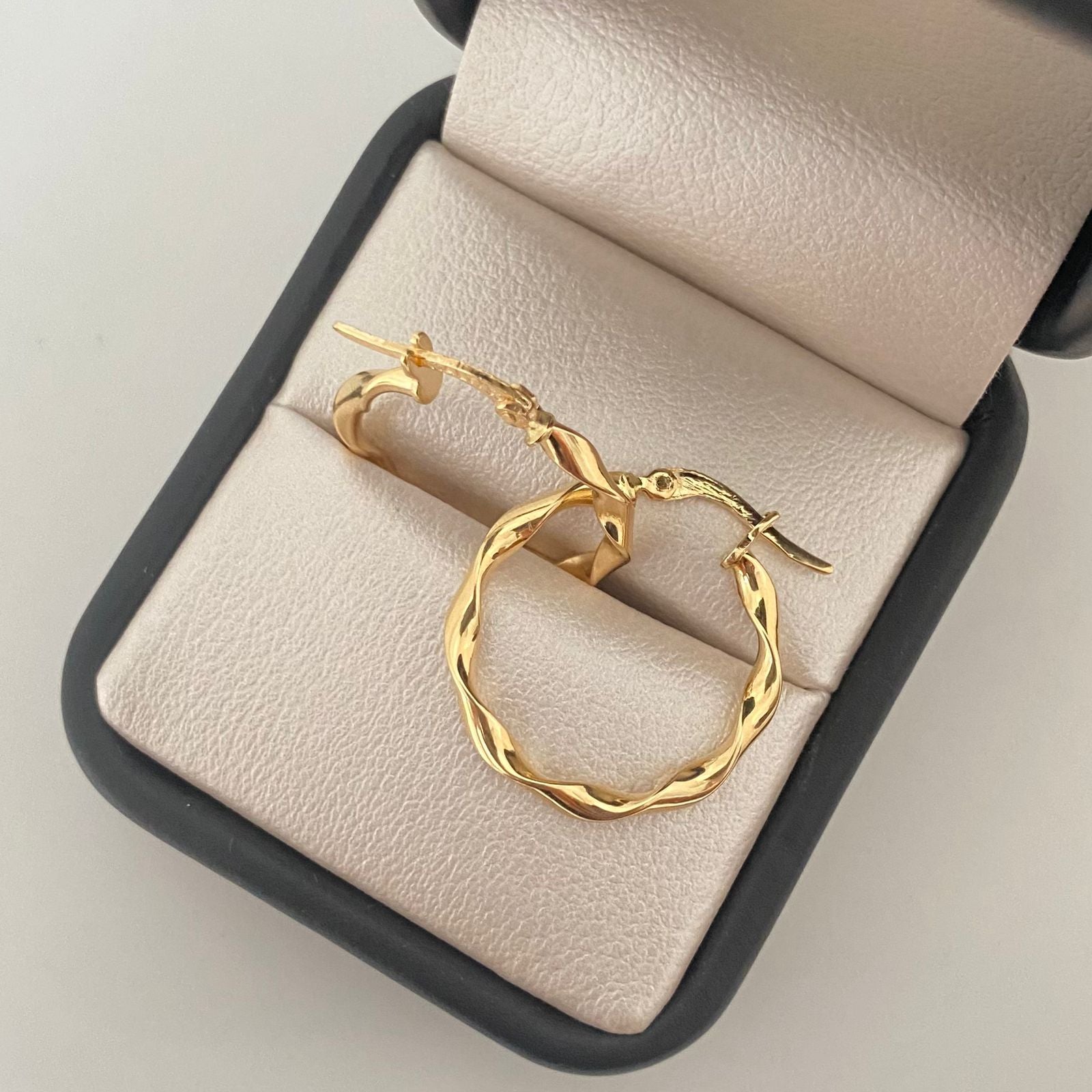 Candonga entorchada en onda Oro amarillo 18k 1,7 Gr / 2,5 Cm