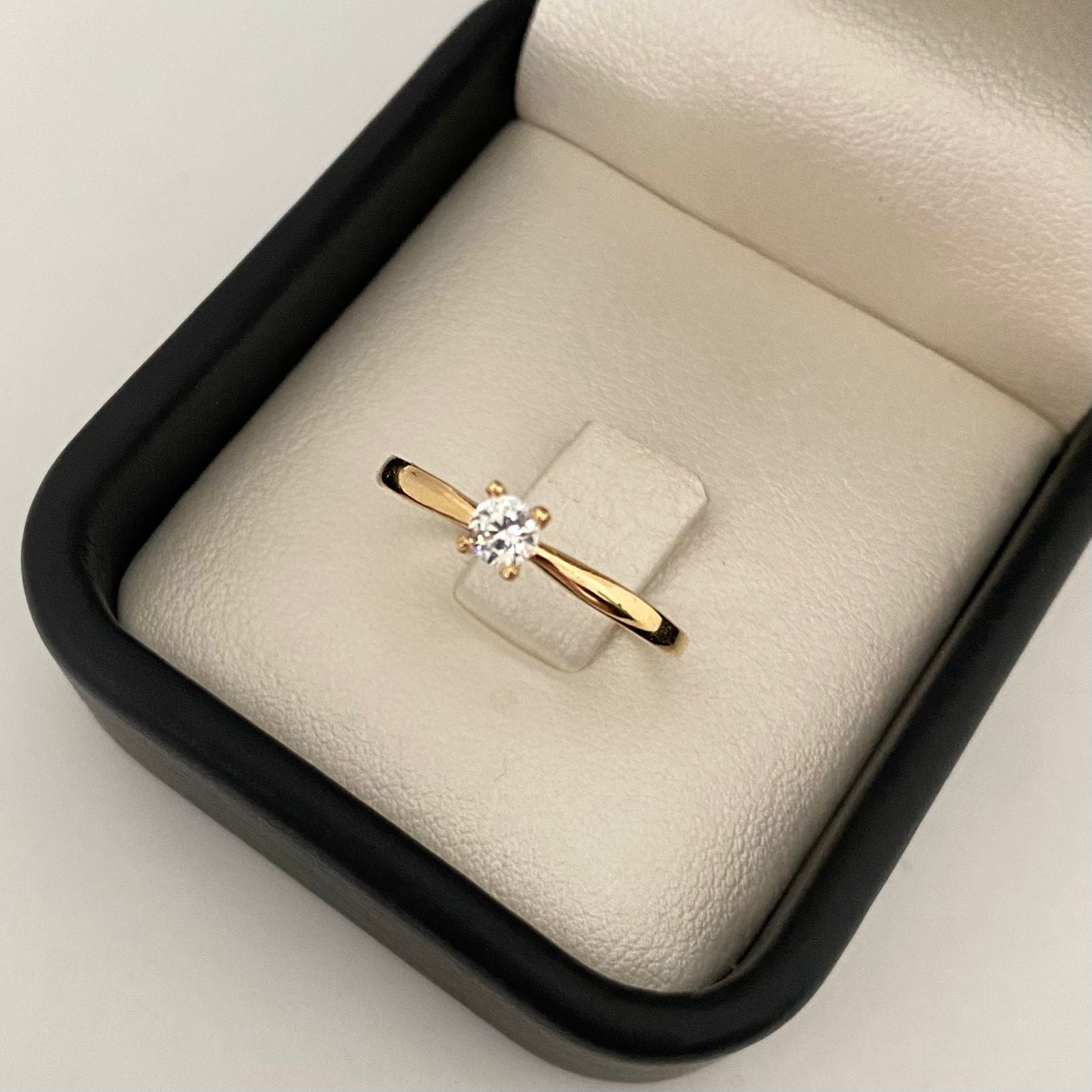 Anillo solitario circon central blanco Oro amarillo 18k / Talla 7 3/4 / 1,15 Gr