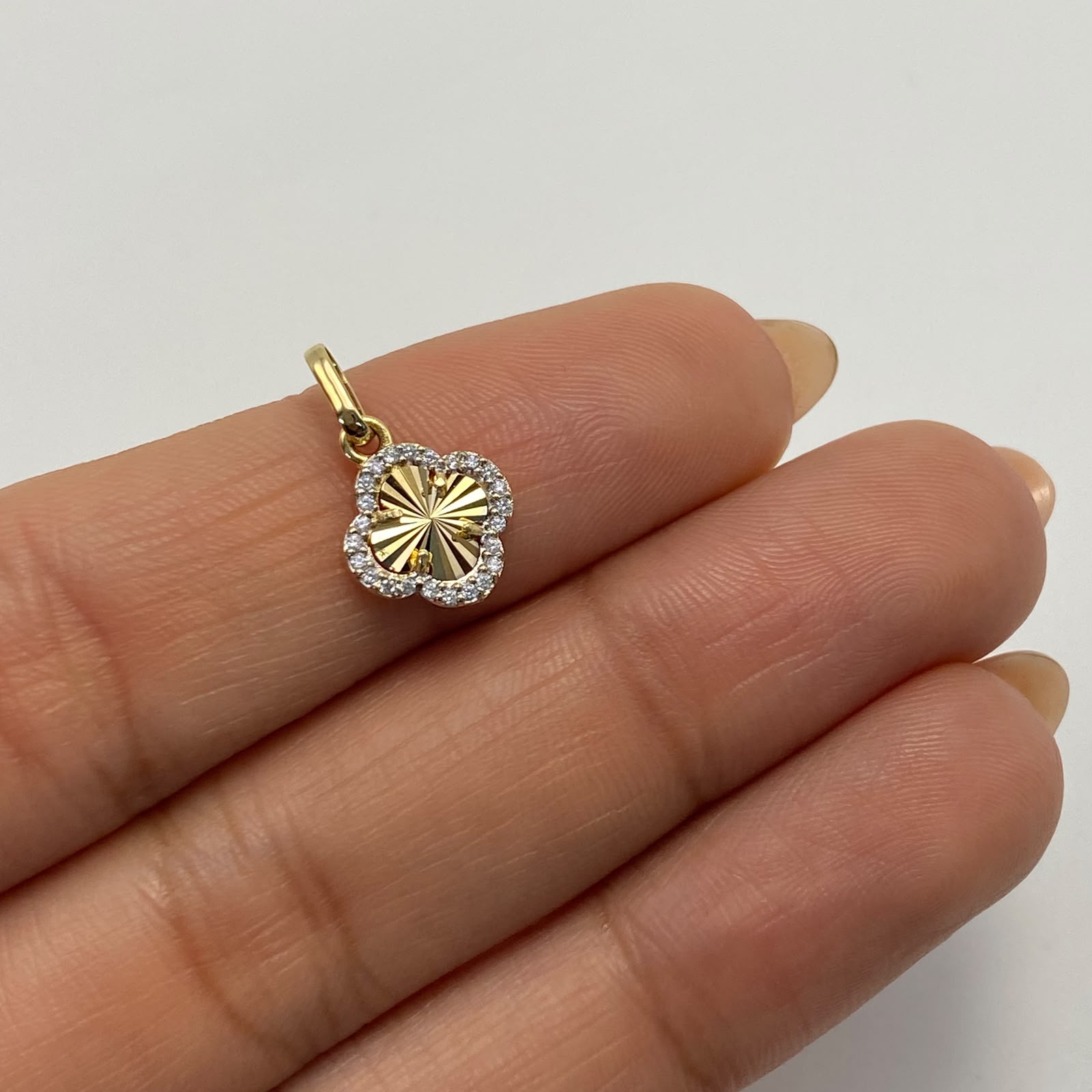 Dije Trebol diamantado borde circones blancos Oro amarillo 18k 0,65 Gr / 9,5 mm / 1,5 Cm