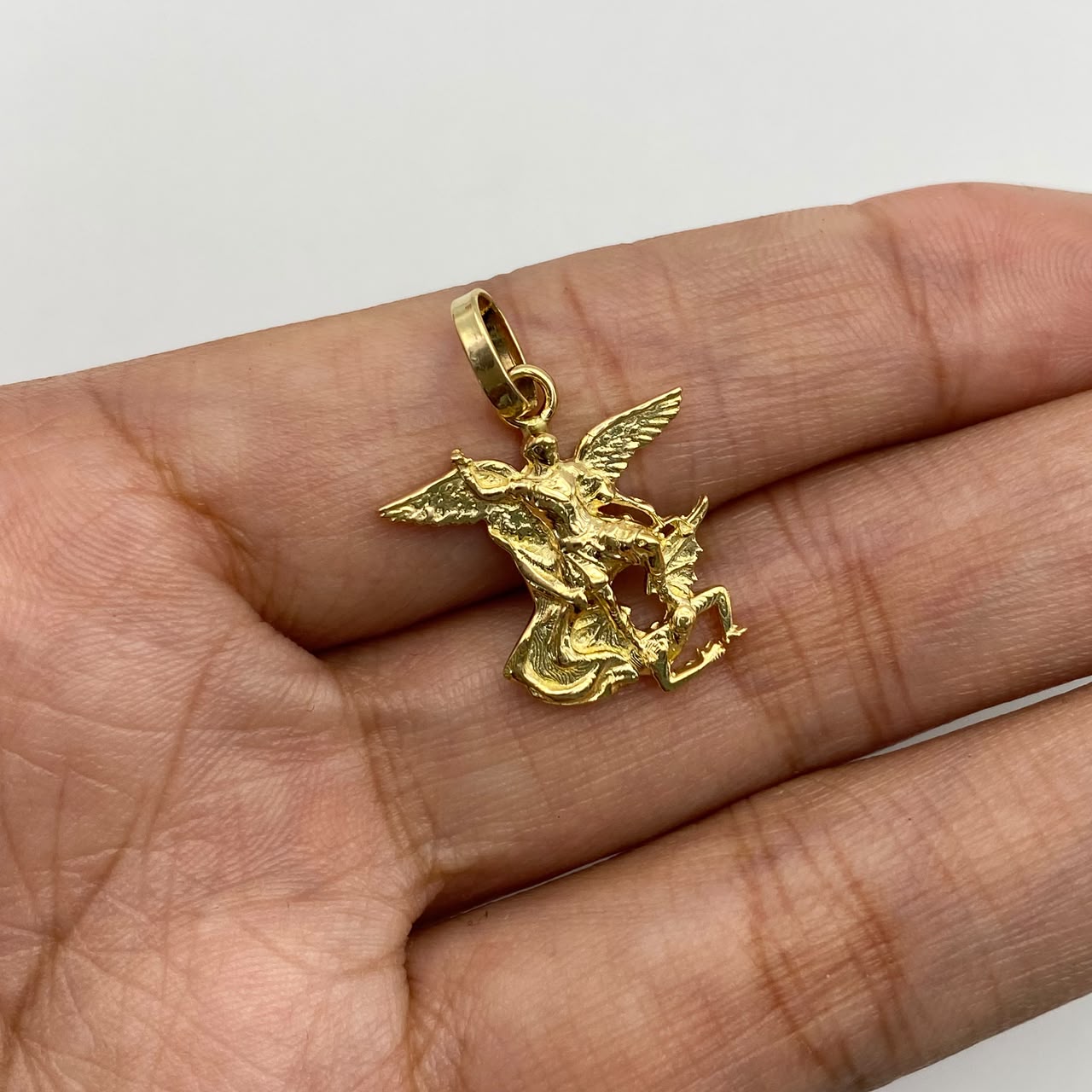 Dije San miguel arcangel silueta Oro amarillo 18k 2,8 Gr / 18 mm / 2,5 Cm