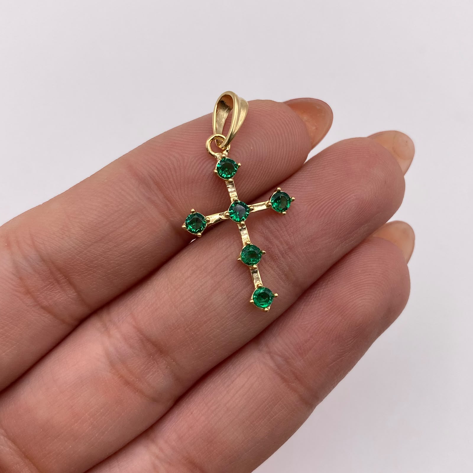 Dije cruz circones verdes Oro amarillo 18k 1,35 Gr / 15,62 mm / 3 Cm