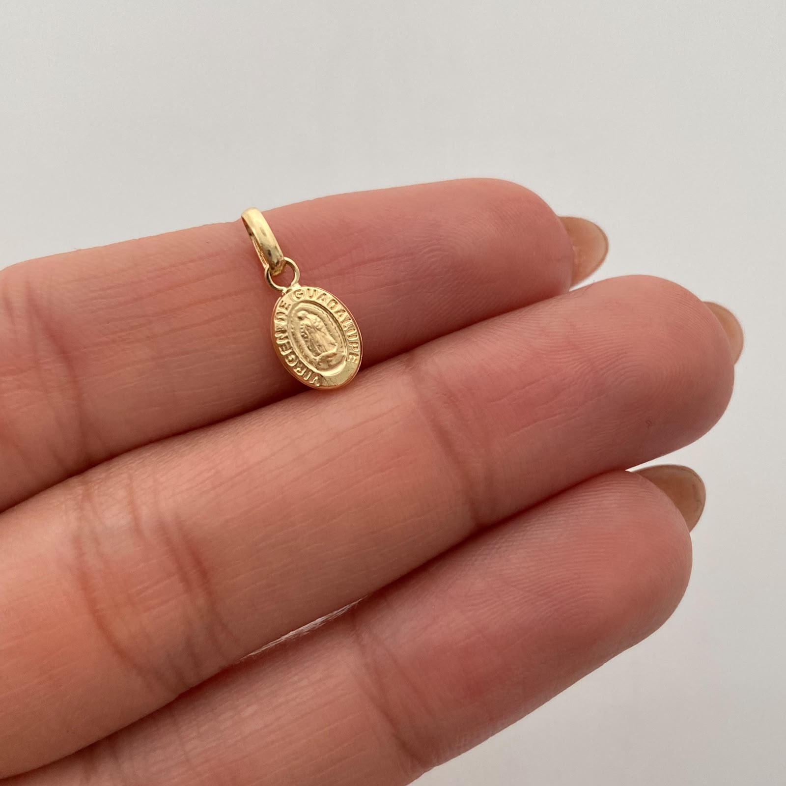 Dije Mini Guadalupe Oro amarillo 18k 0,3 Gr / 6,3 mm / 1,5 Cm