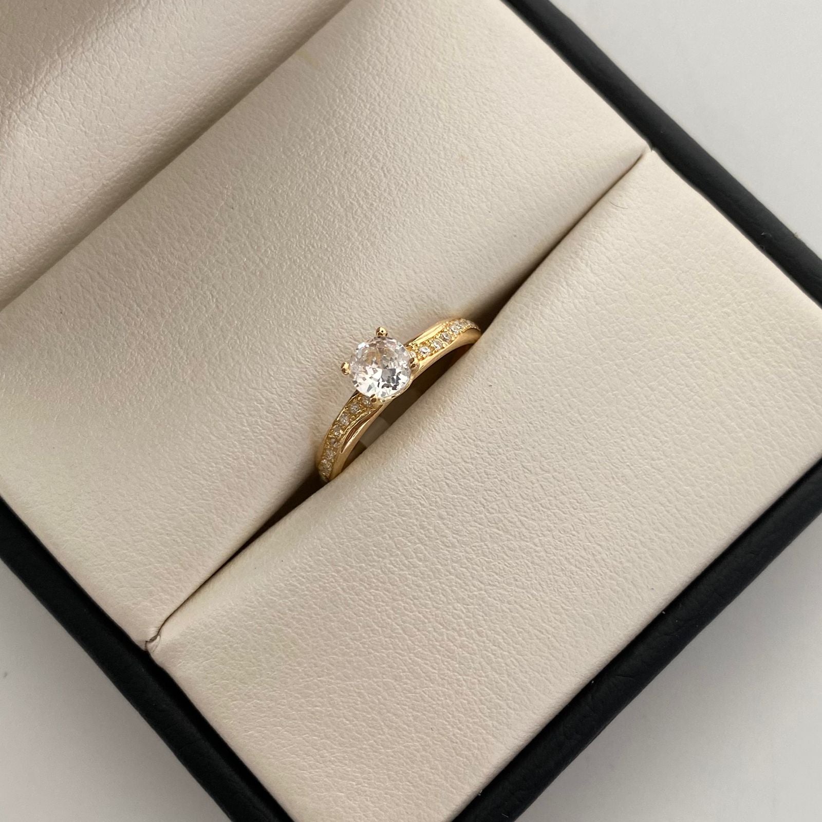 Anillo Solitario Oro amarillo 18k / Talla 6 / 2,1 Gr / 2,6 mm