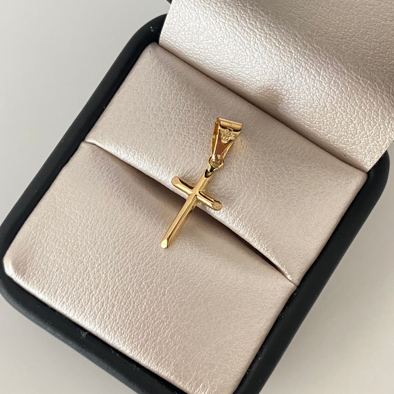 Dije cruz lisa troquel Oro amarillo 18k 0,45 Gr / 2,5 Cm