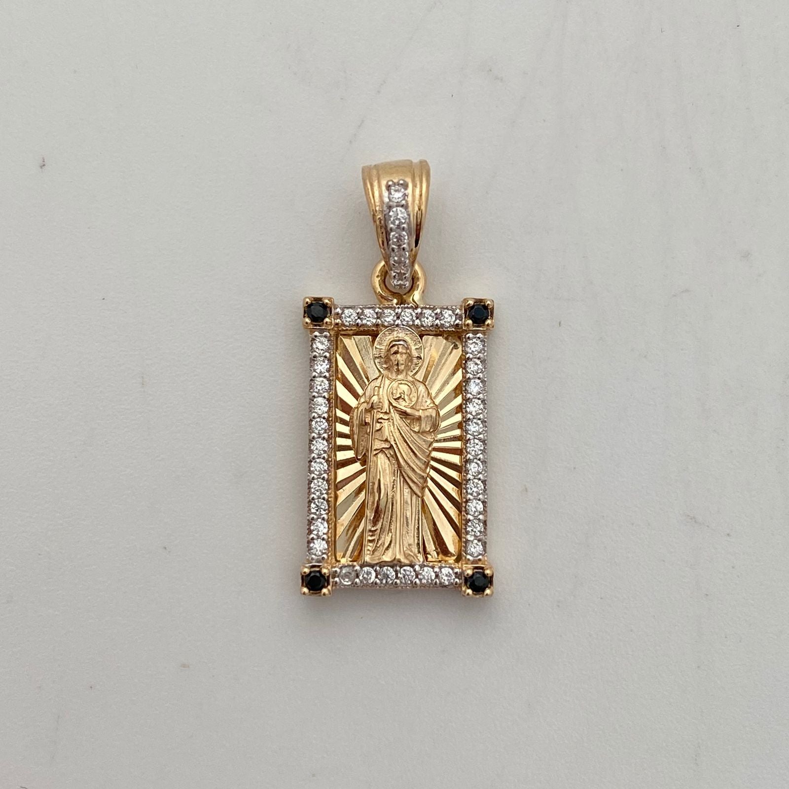 Dije san judas con diamantado y circones negros y blancos  Oro amarillo 18k 3,15 Gr / 11,5 mm / 2,5 Cm