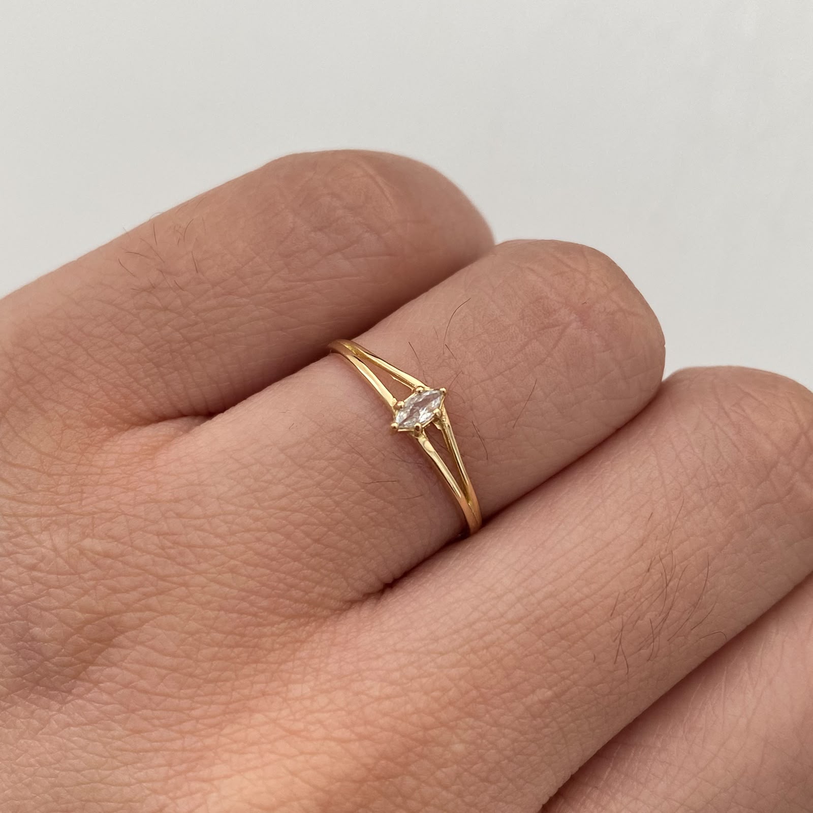 Anillo Solitario Ovalado Oro amarillo 18k / Talla 6 1/4 / 0,85 Gr / 1 mm